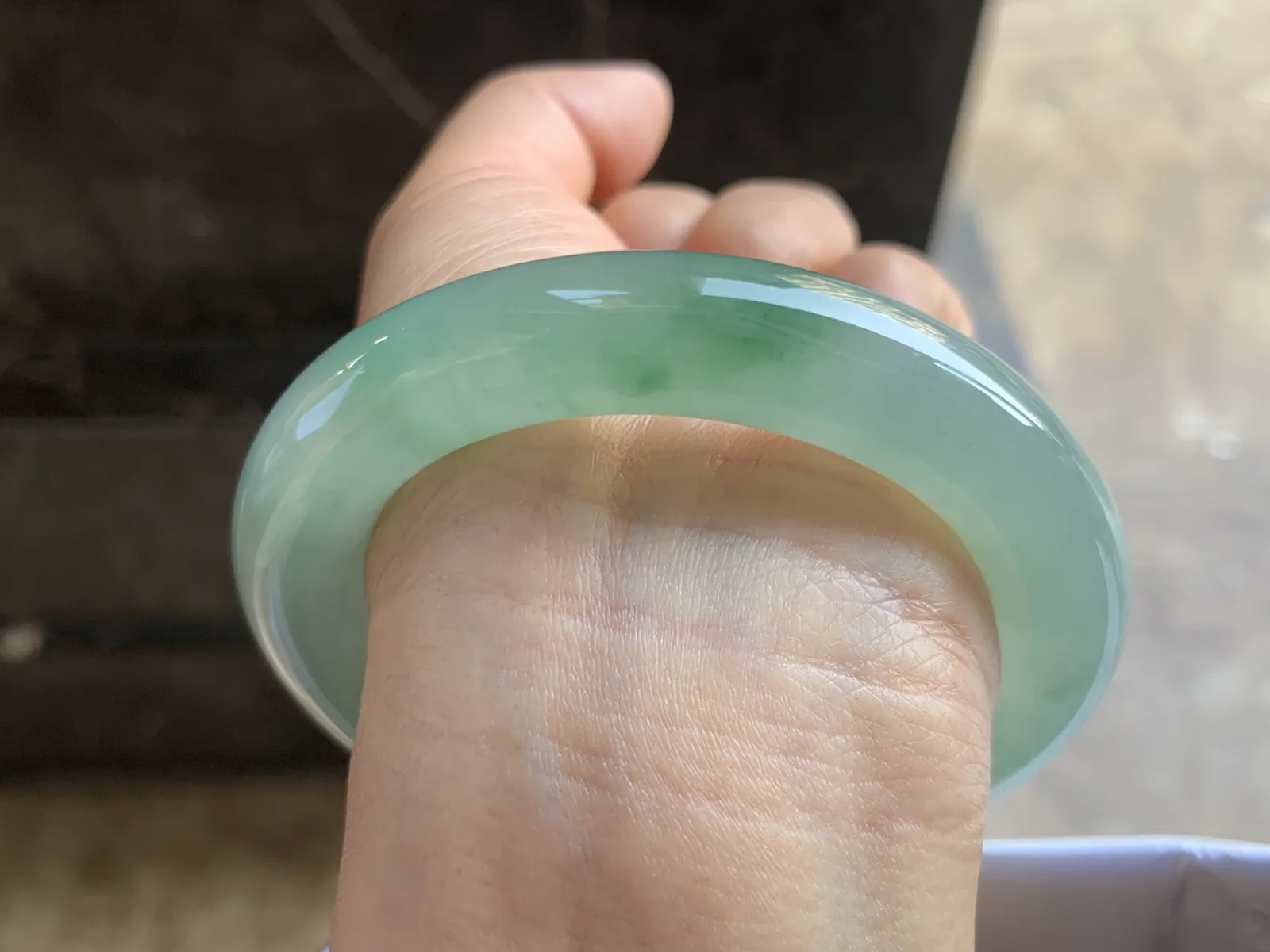 56-12mm
冰种晴水飘花圆条手镯 冰透莹润 起胶感 条形优秀 大气