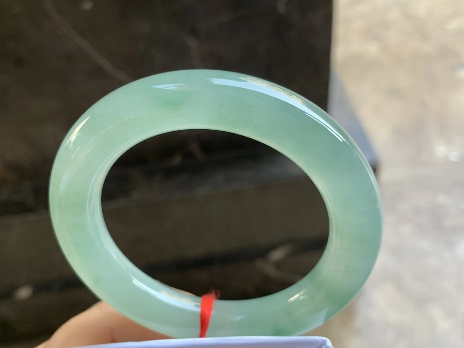 56-12mm
冰种晴水飘花圆条手镯 冰透莹润 起胶感 条形优秀 大气