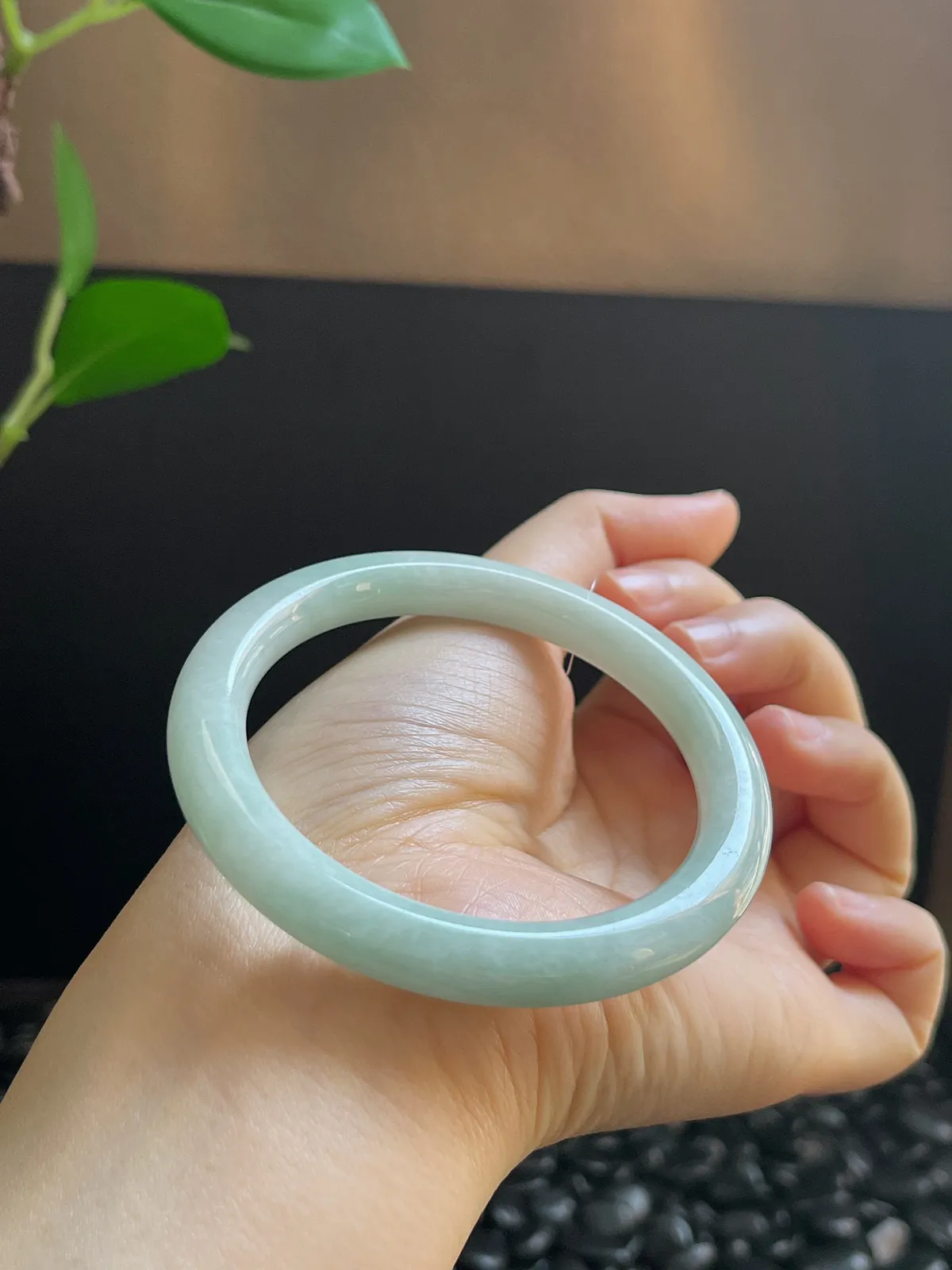 圆镯54圈口，翡翠糯化种飘绿手镯