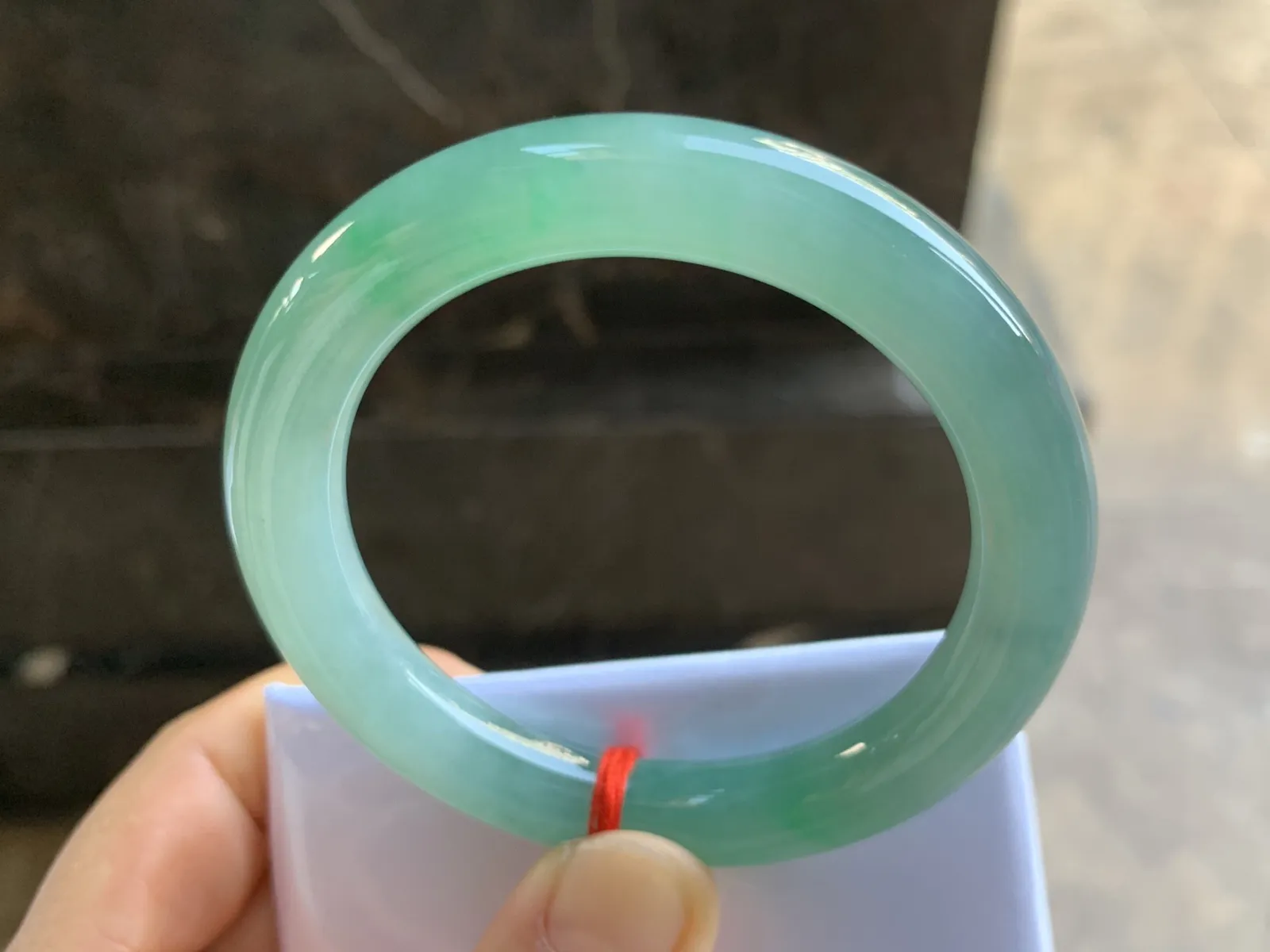 51.5-9.8mm
带色手镯 底子细腻 颜色漂亮 水润