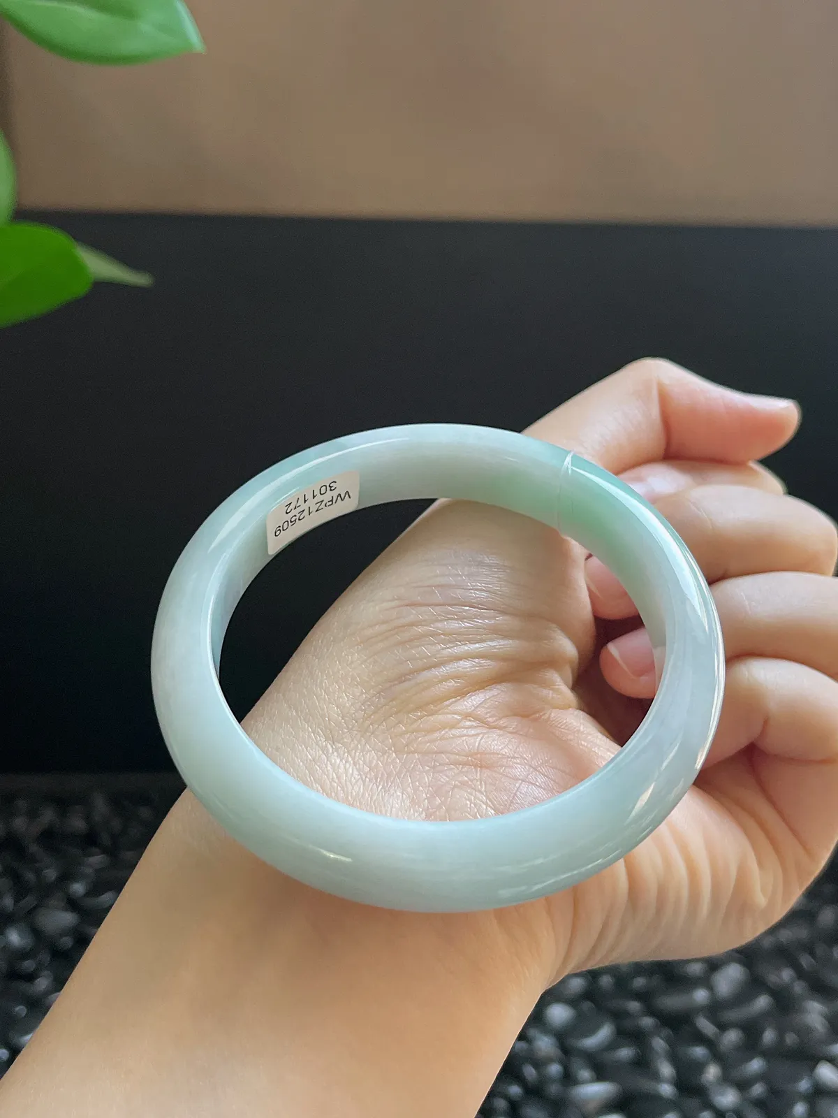 正圈58.2圈口，翡翠糯化种浅绿色手镯