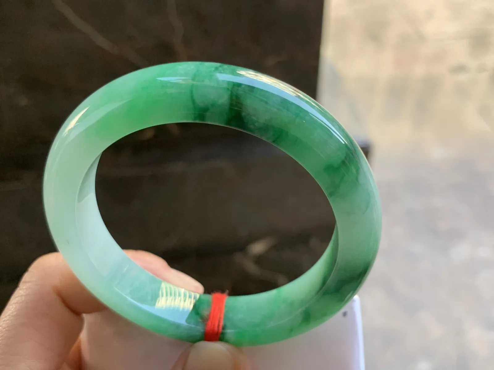 55-12.3-8.8mm
带色手镯 底子细腻 颜色辣绿 推荐