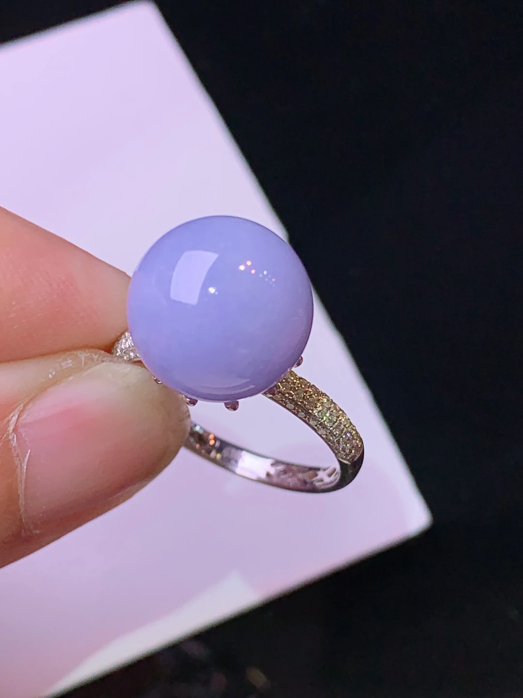 18k金钻镶嵌紫罗兰圆珠戒指 玉质细腻 色泽清新艳丽 圈口14.5 整体尺寸11.8