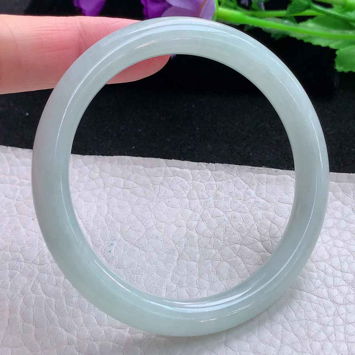 z自然光58*8.8*8.4美人镯 缅甸翡翠A货玉手镯浅绿水润圆条叮当镯