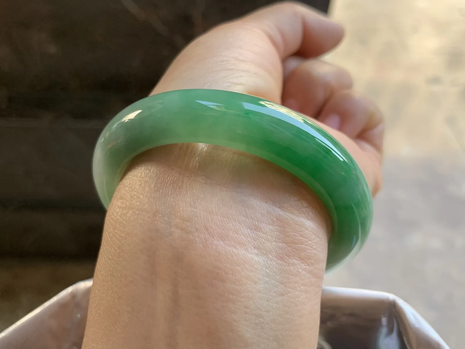 53-12-8.7mm
带色手镯 底子细腻 颜色辣绿