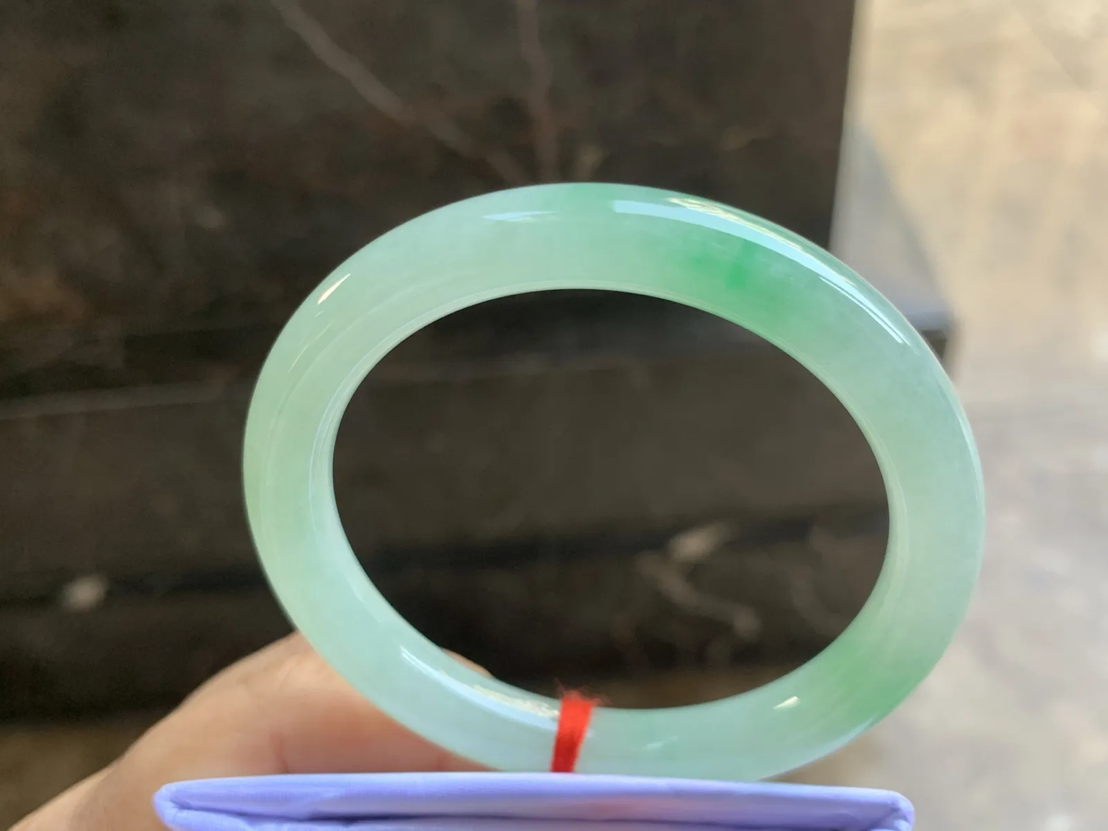 53-8.7mm
冰种带色圆条手镯 水润光泽 颜色漂亮