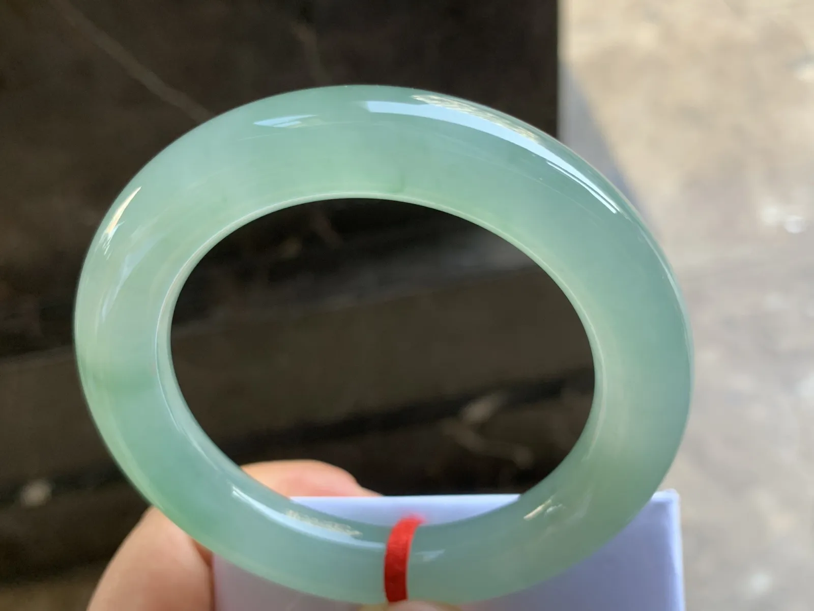 56-12mm
冰种晴水飘花圆条手镯 冰透莹润 起胶感 条形优秀 大气