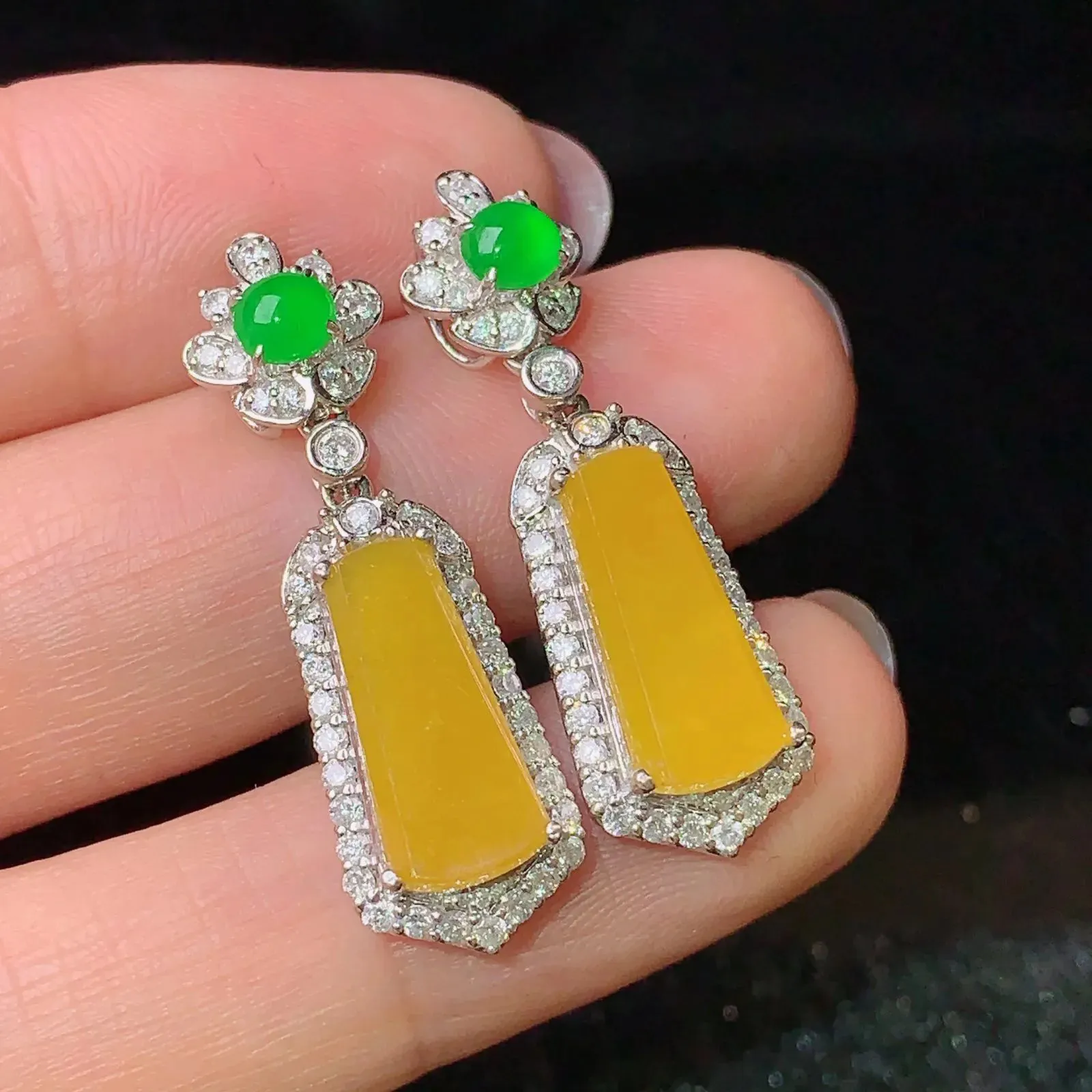 18k金钻镶嵌黄翡无事牌耳坠 玉质细腻 色泽艳丽  整体尺寸30.2*9.5*6.6