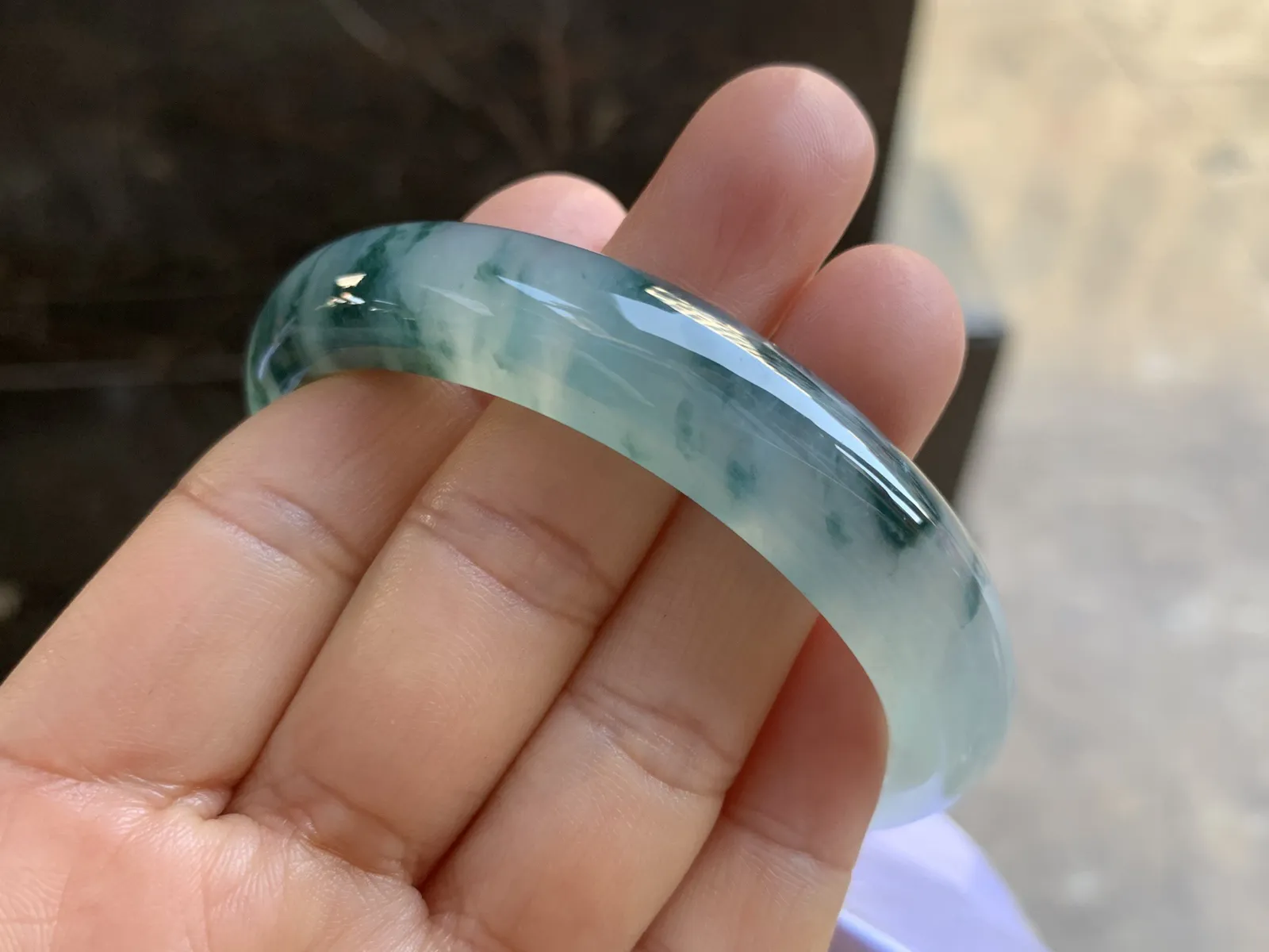 56.5-12.5-7.5mm
冰种飘花贵妃手镯 水润光泽 花色灵动 正圈54可带气质