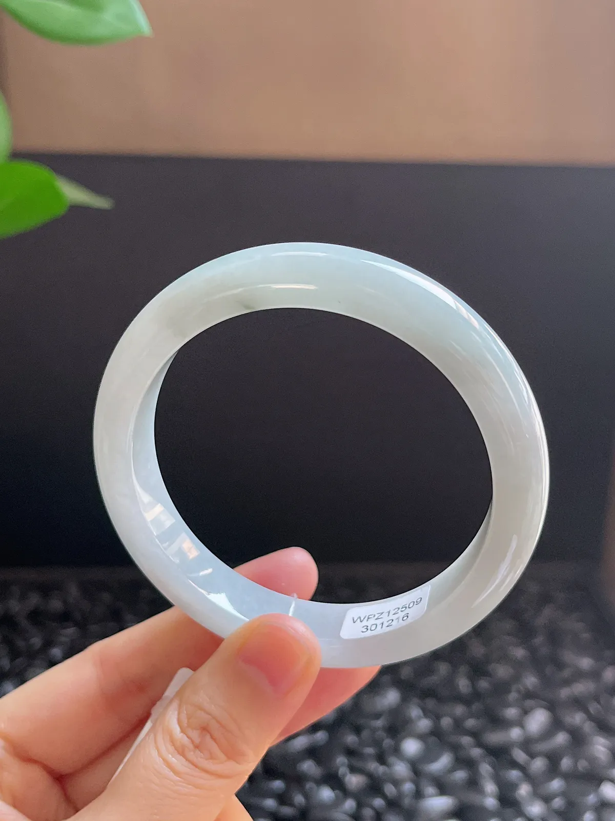 正圈57.8圈口，翡翠冰糯种飘绿手镯