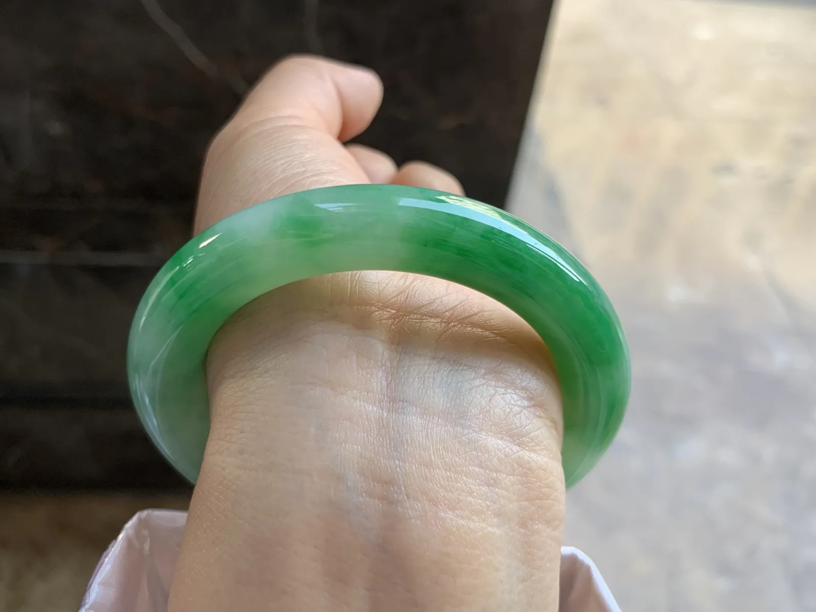 55-11mm
满色圆条手镯 底子细腻 颜色辣绿