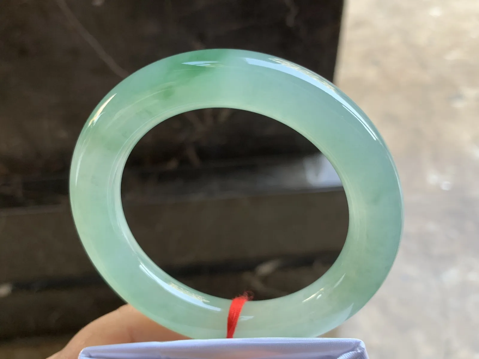 56-12mm
冰种晴水飘花圆条手镯 冰透莹润 起胶感 条形优秀 大气