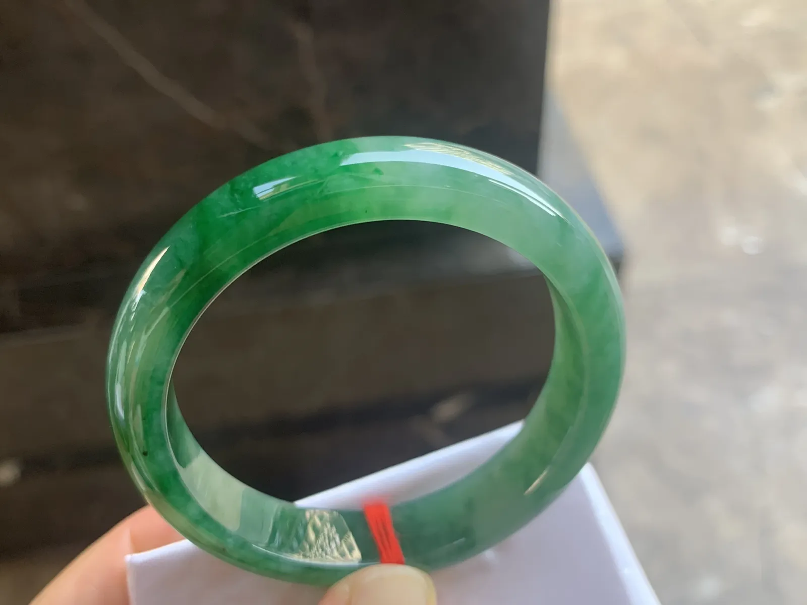 53-12.2-7.7mm
满色手镯 底子细腻 颜色浓郁辣绿