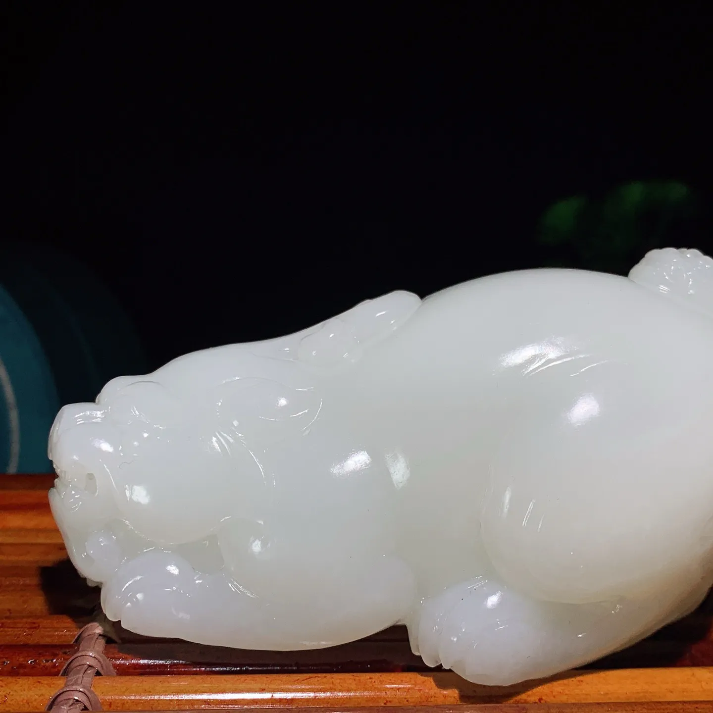 新疆和田玉羊脂白招财进宝携子上朝貔貅摆件。尺寸116/58/59重549.5克 无裂无杂 玉质细腻油