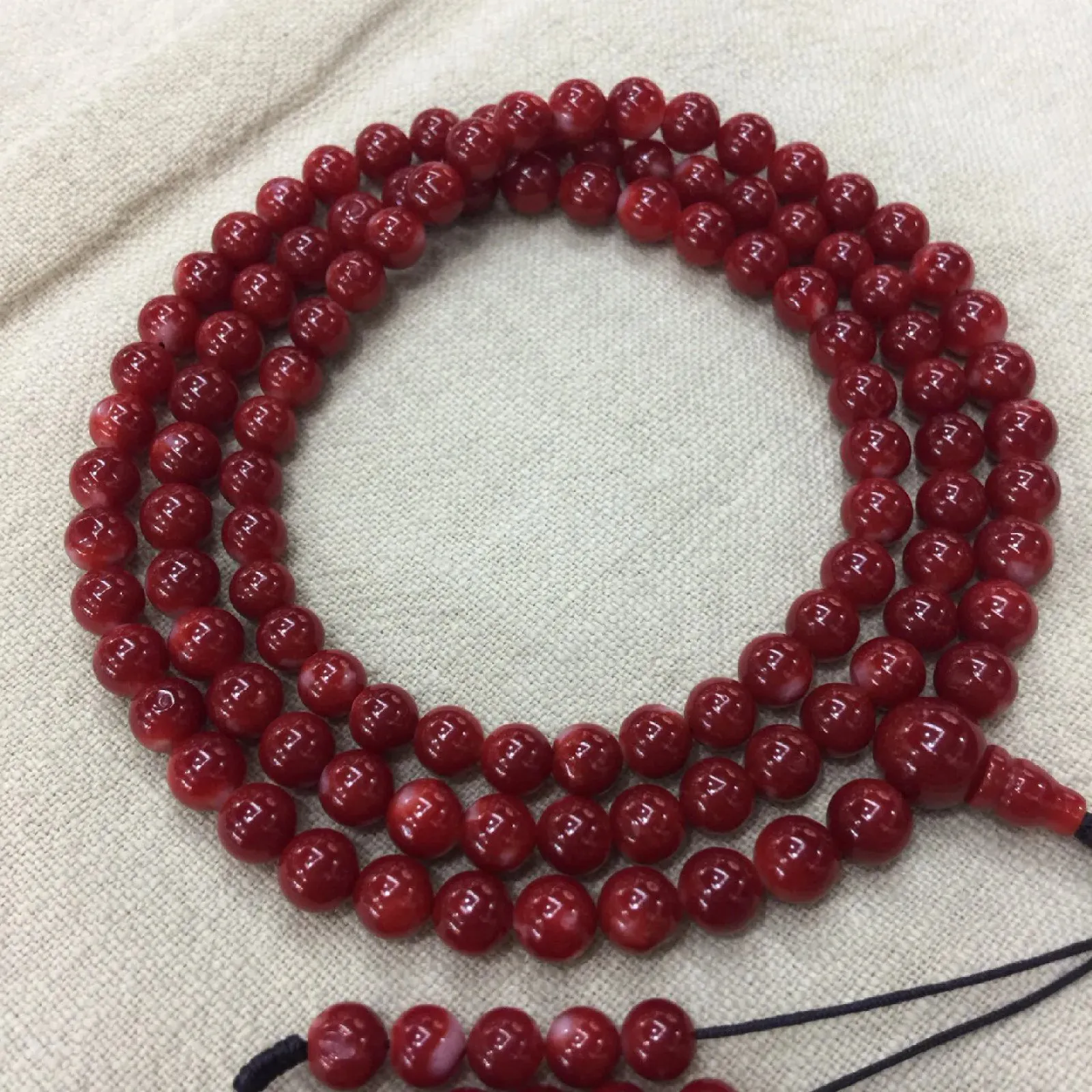 【天然日本阿卡牛血红珊瑚7mm圆珠108粒佛珠链】项链手链两用款！️遇不可求！日本产地，阿卡材料，深牛血红颜色，光泽柔润透亮，直径约7.02-6.11mm，重量47.14克，珊瑚本为佛教珍宝，来自深海千年生长，有生长纹，属于有机宝石，气场强大，稀少珍贵！每粒均为天然无添加无修补！少虫眼少白芯！收藏精品！传承宝贝！