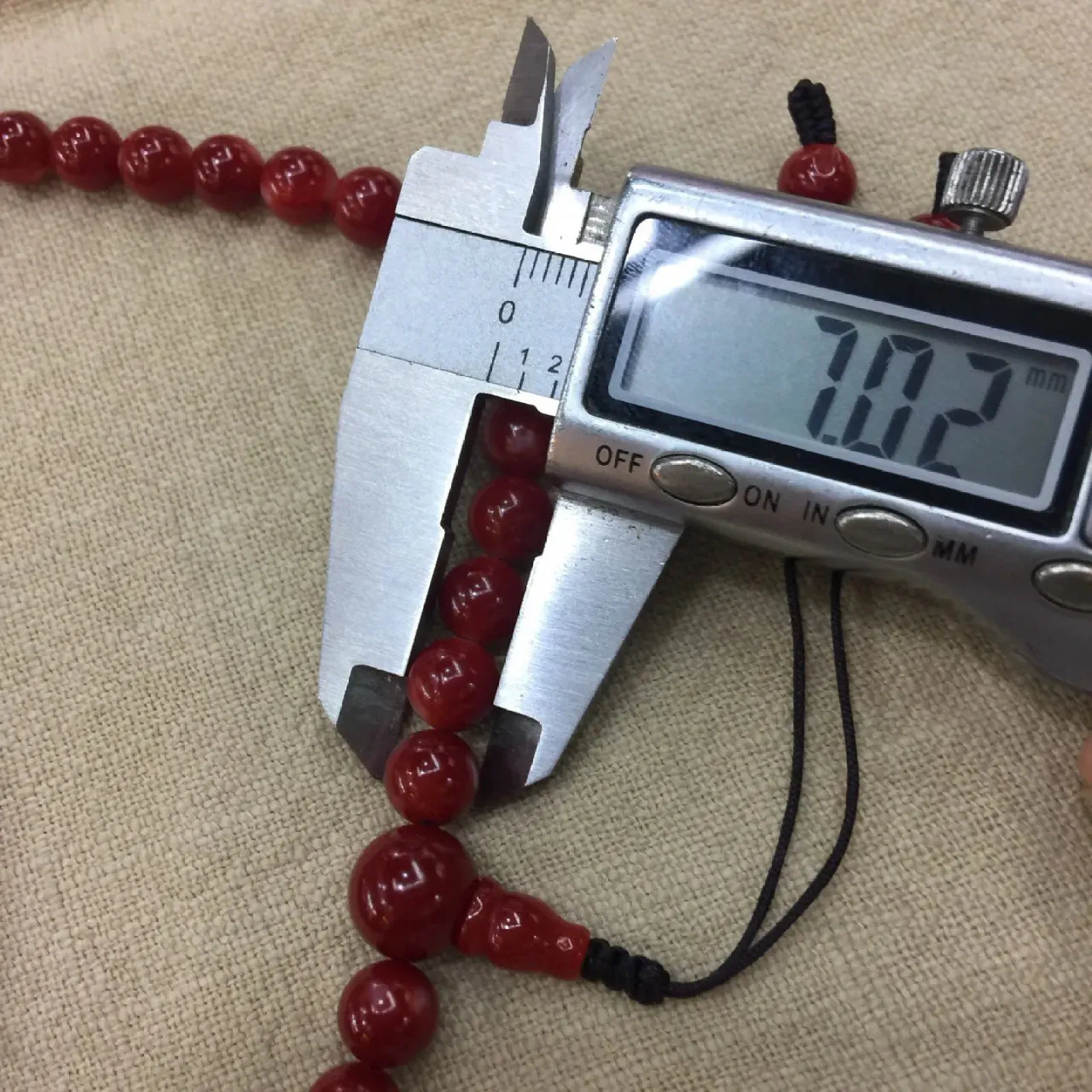 【天然日本阿卡牛血红珊瑚7mm圆珠108粒佛珠链】项链手链两用款！️遇不可求！日本产地，阿卡材料，深牛血红颜色，光泽柔润透亮，直径约7.02-6.11mm，重量47.14克，珊瑚本为佛教珍宝，来自深海千年生长，有生长纹，属于有机宝石，气场强大，稀少珍贵！每粒均为天然无添加无修补！少虫眼少白芯！收藏精品！传承宝贝！