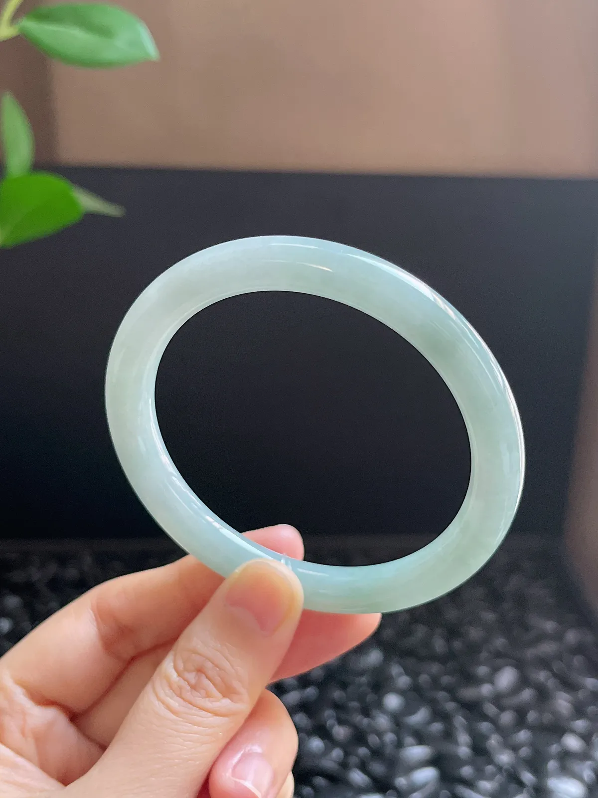 圆镯56圈口，翡翠糯化种浅绿色手镯