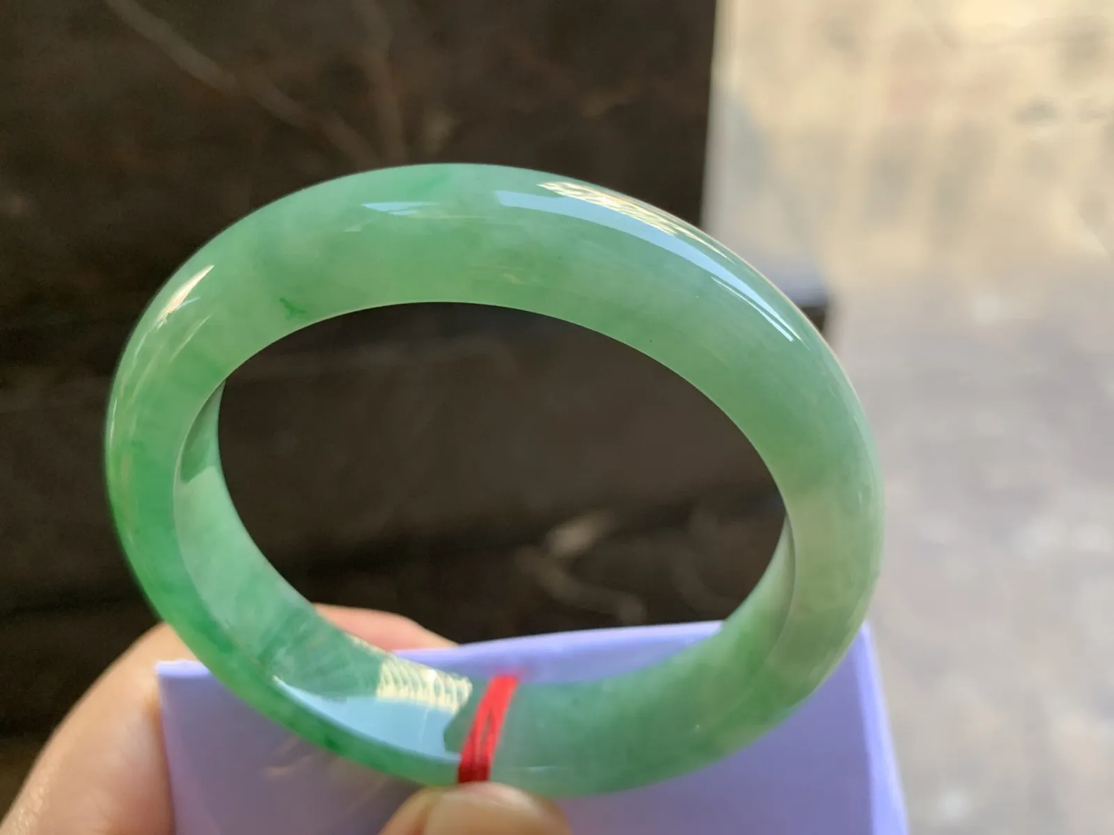 53.5-12.2-8.3mm
带色手镯 底子细腻 颜色辣绿