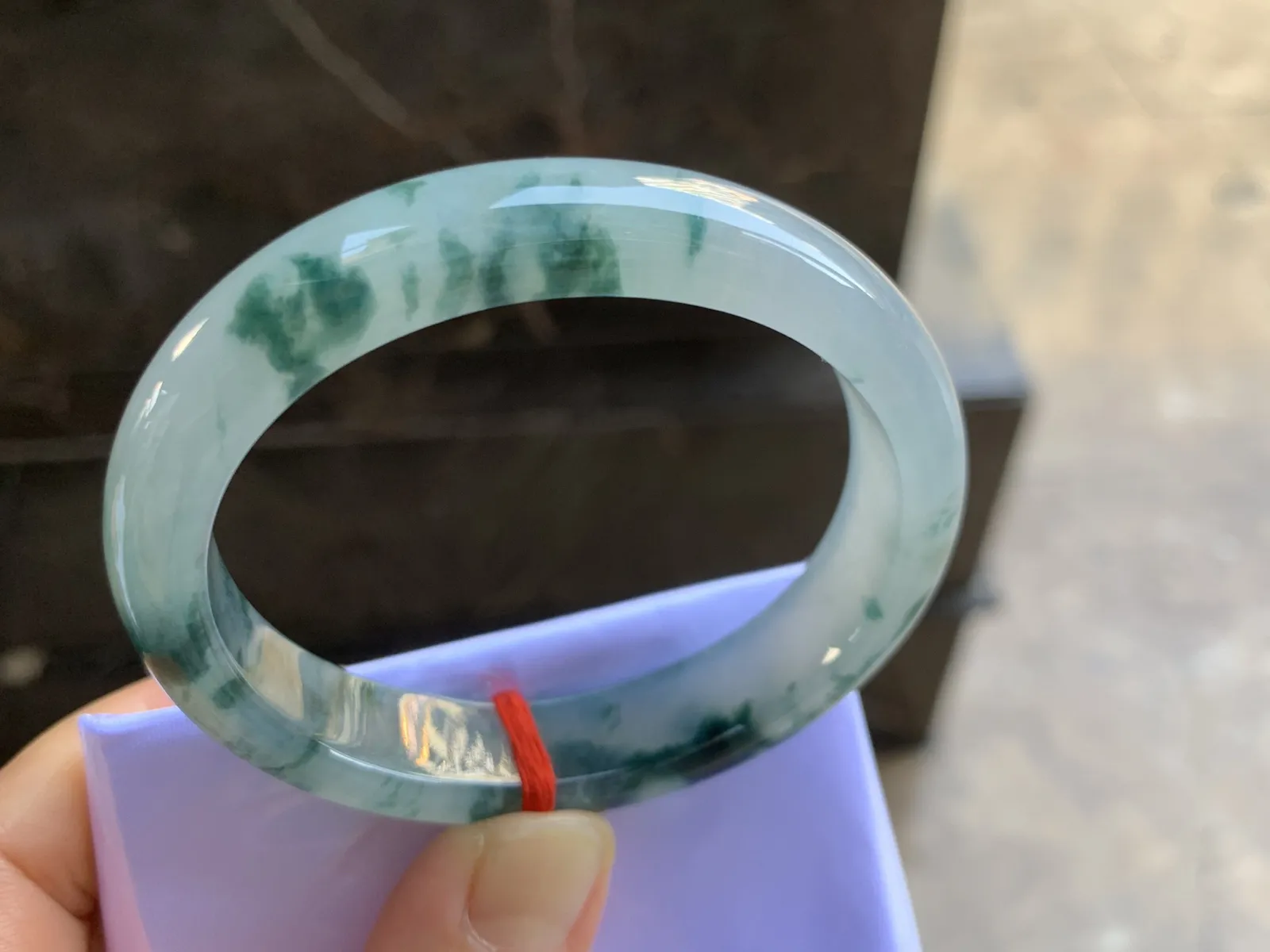 56.5-12.5-7.5mm
冰种飘花贵妃手镯 水润光泽 花色灵动 正圈54可带气质