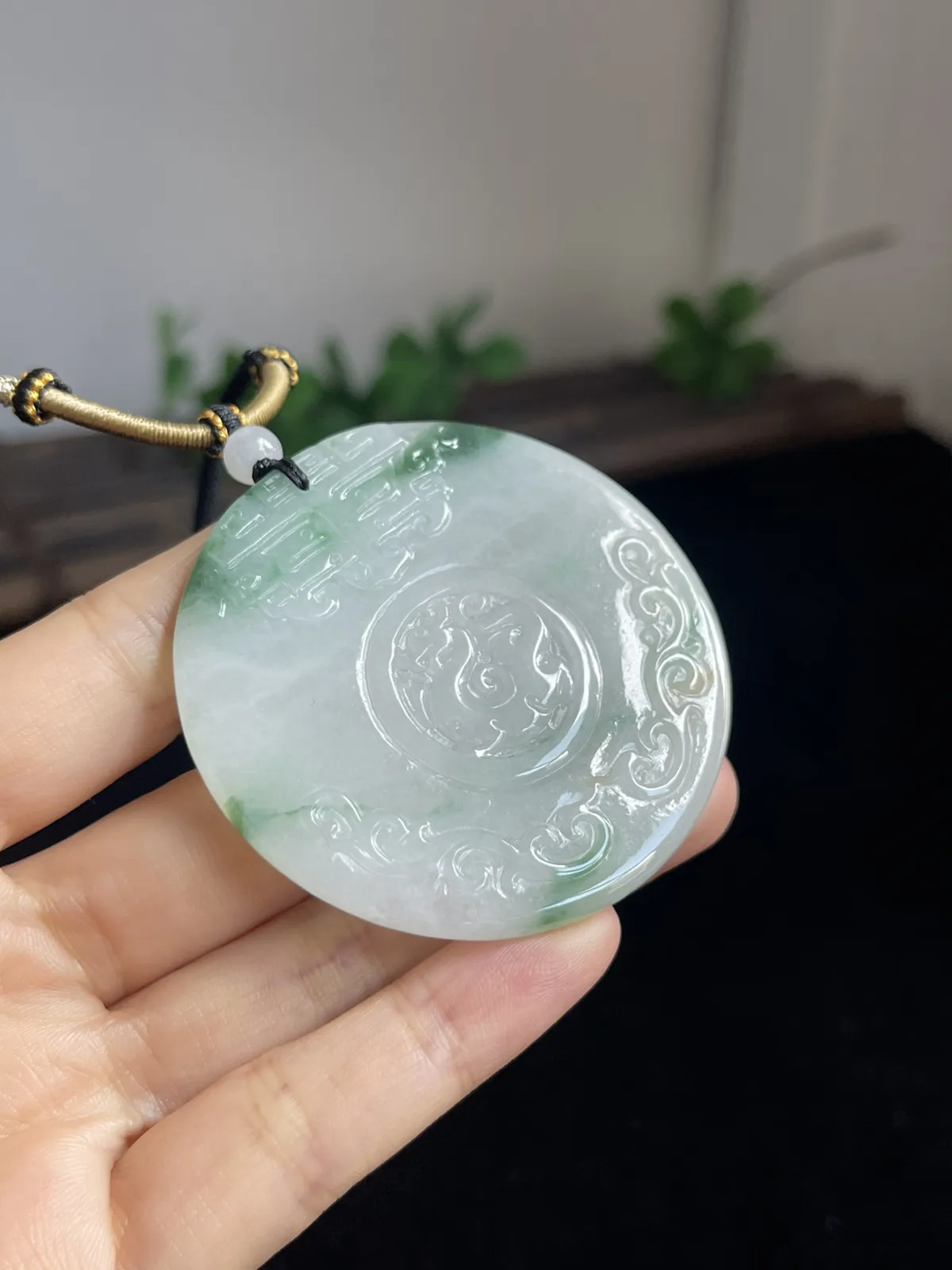 翡翠糯化种飘绿吊坠，配珠未测