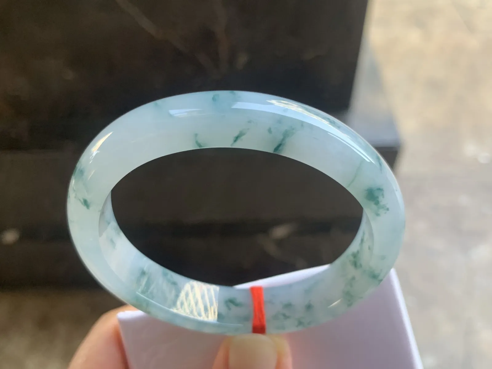 57-12.7-7.7mm
冰种飘花贵妃手镯 水润光泽 碎花点缀