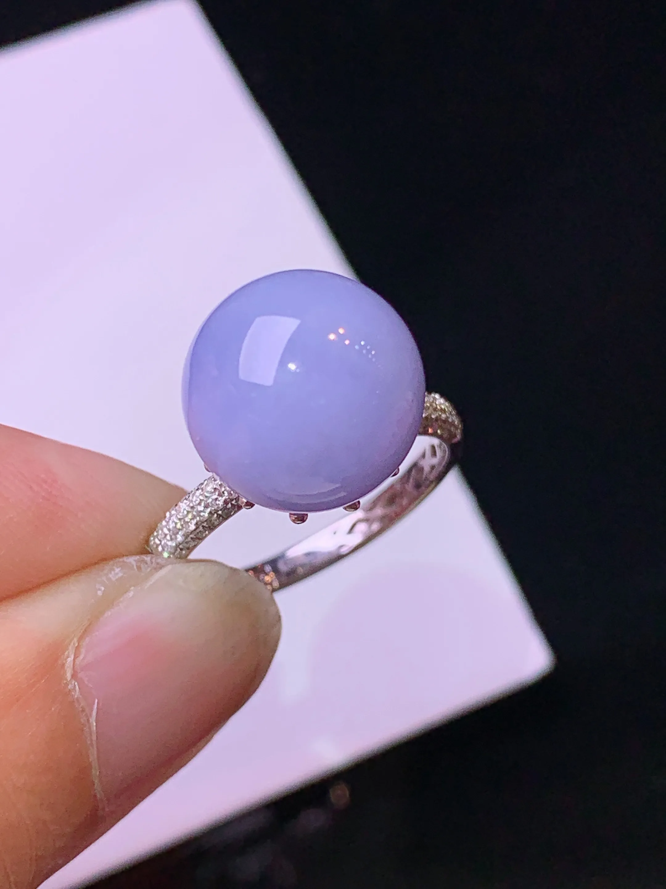 18k金钻镶嵌紫罗兰圆珠戒指 玉质细腻 色泽清新艳丽 圈口14.5 整体尺寸11.8