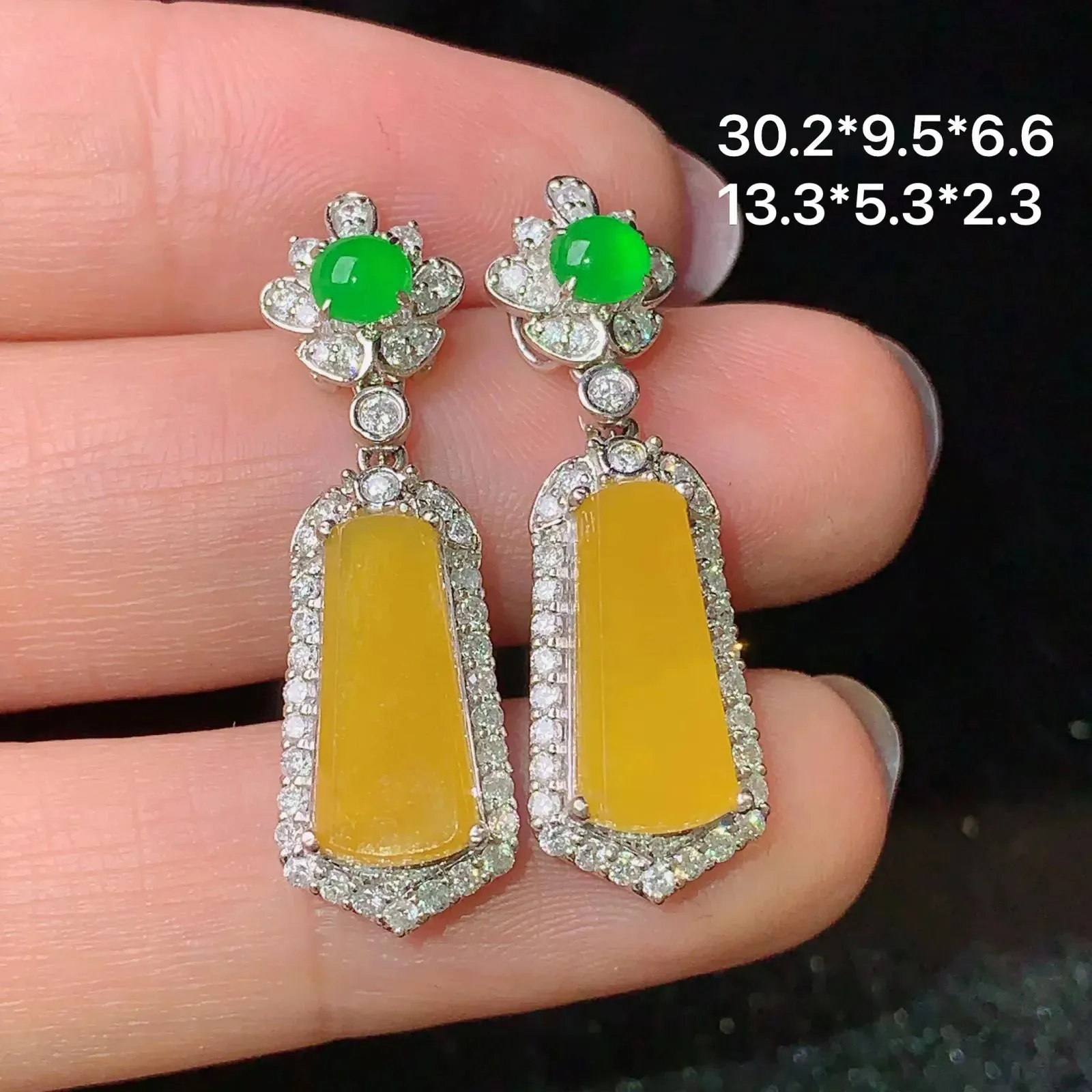 18k金钻镶嵌黄翡无事牌耳坠 玉质细腻 色泽艳丽  整体尺寸30.2*9.5*6.6