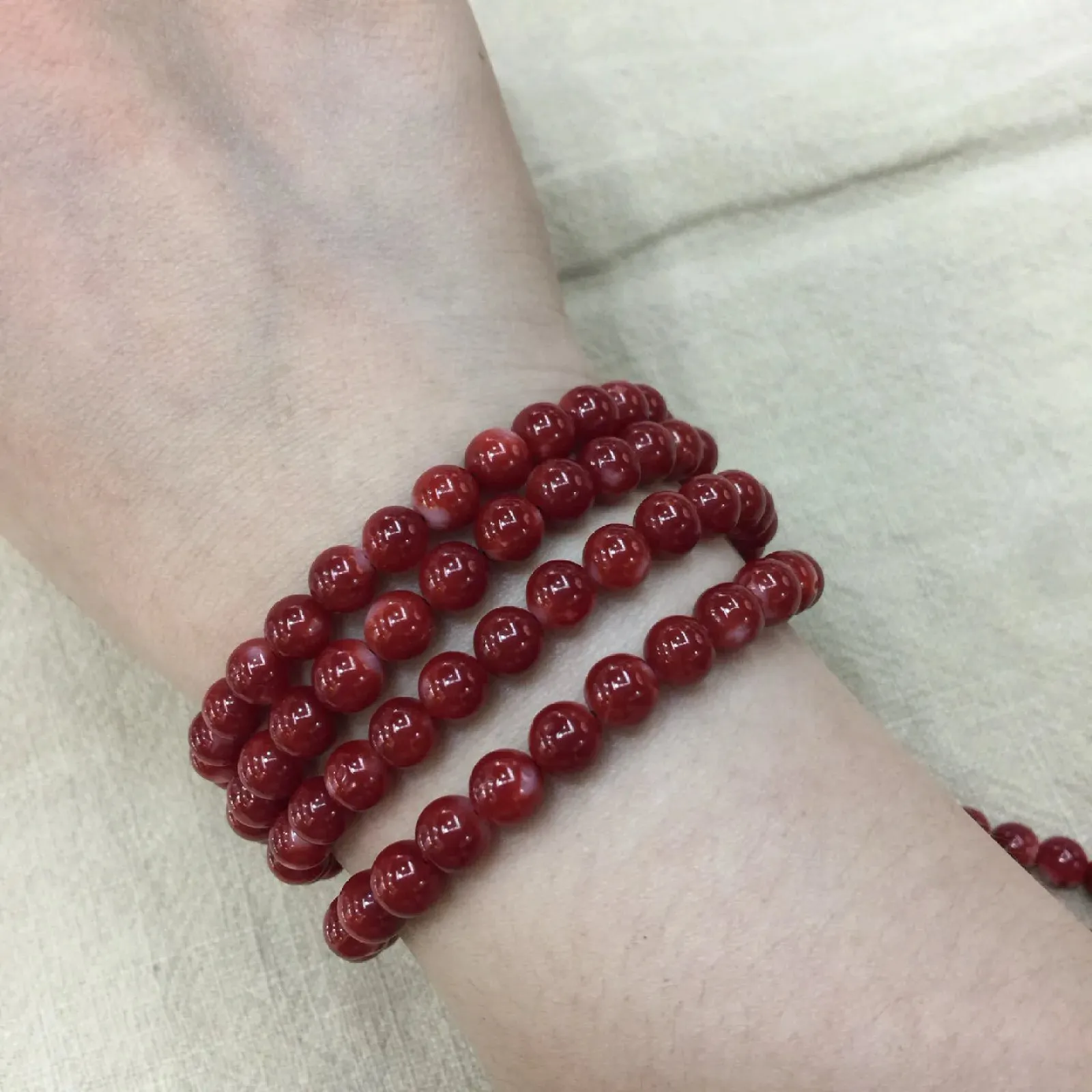【天然日本阿卡牛血红珊瑚7mm圆珠108粒佛珠链】项链手链两用款！️遇不可求！日本产地，阿卡材料，深牛血红颜色，光泽柔润透亮，直径约7.02-6.11mm，重量47.14克，珊瑚本为佛教珍宝，来自深海千年生长，有生长纹，属于有机宝石，气场强大，稀少珍贵！每粒均为天然无添加无修补！少虫眼少白芯！收藏精品！传承宝贝！