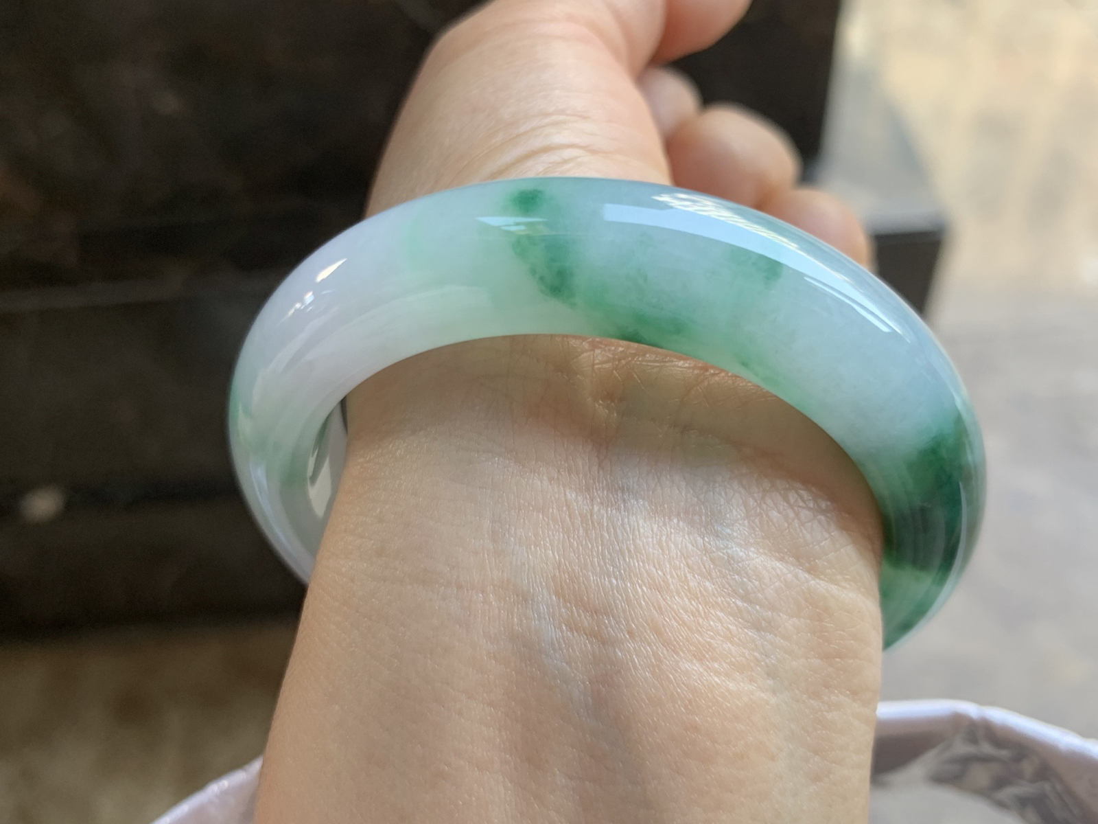 55-13.2-9.3mm
带色手镯 底子细腻 颜色漂亮 条形优秀