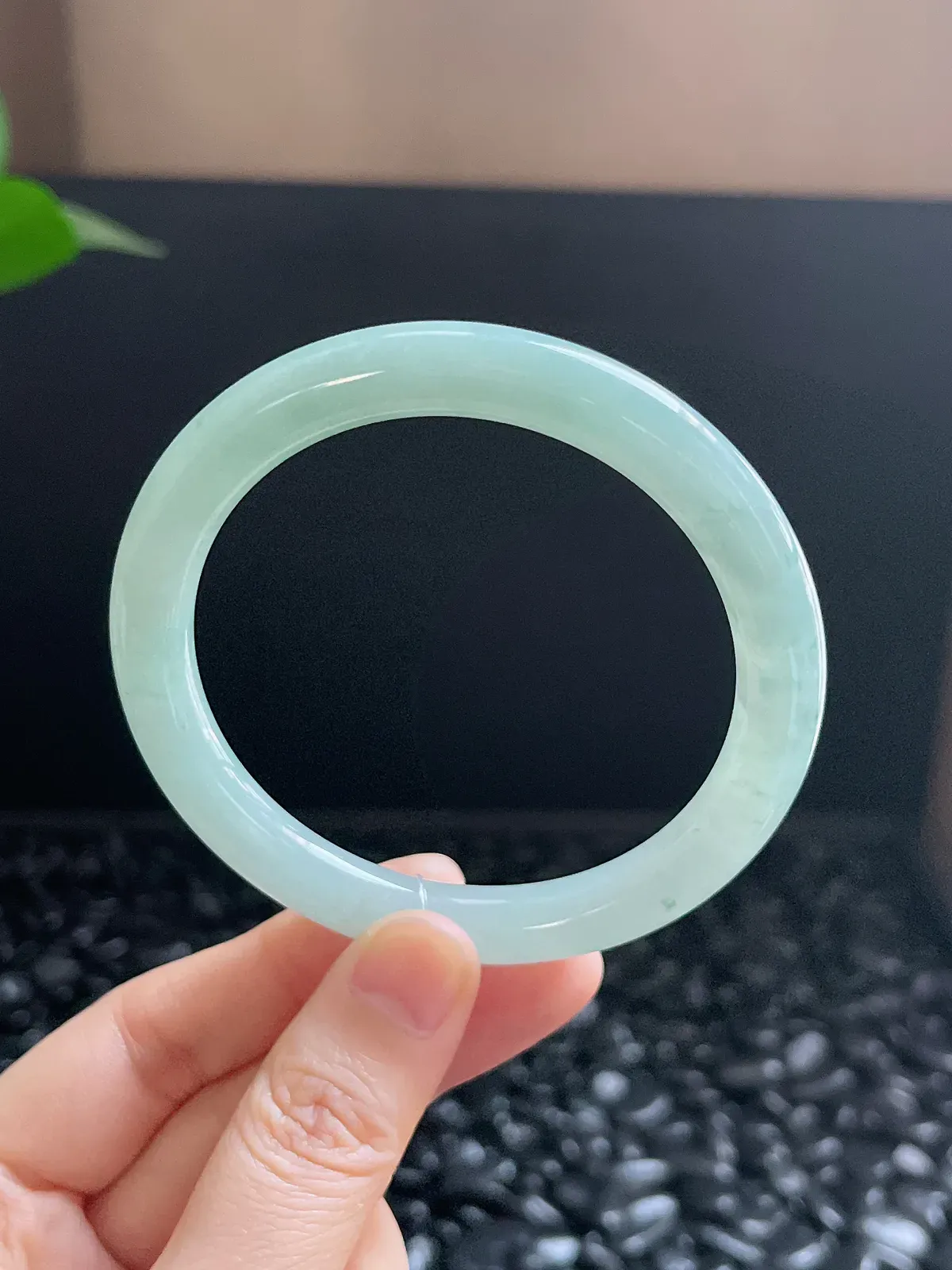 圆镯56.5圈口，翡翠冰糯种绿色手镯