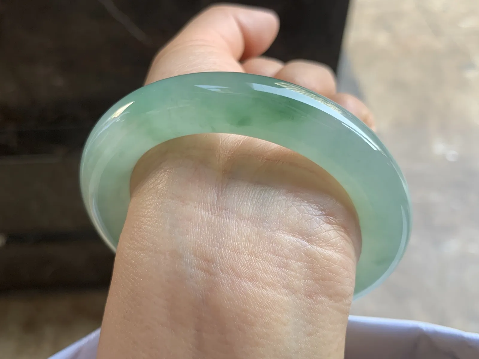 56-12mm
冰种晴水飘花圆条手镯 冰透莹润 起胶感 条形优秀 大气