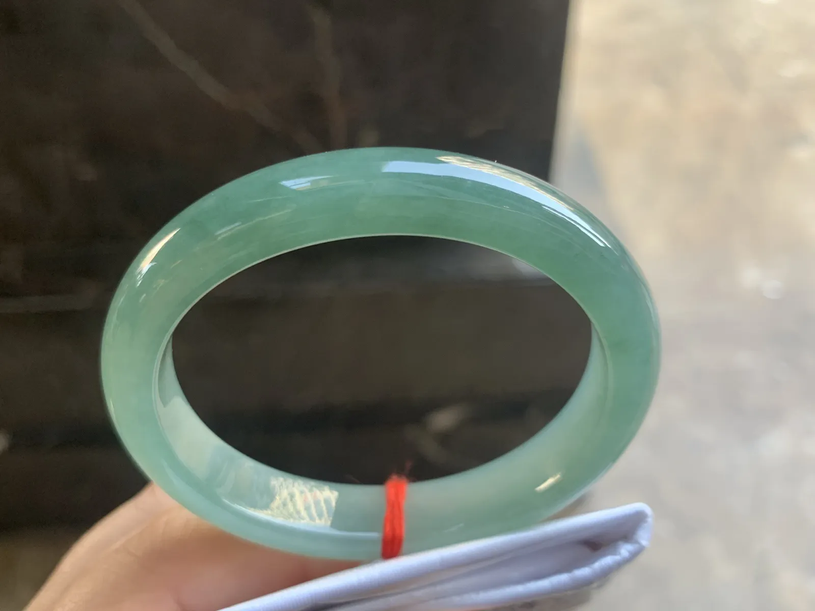 53-10.8-7.6mm
油青底贵妃手镯 底子细腻 水润 正圈51可带