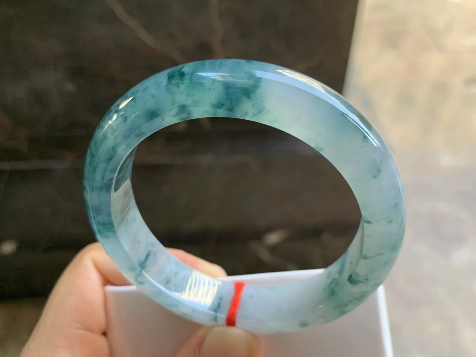 56-12.8-8.6mm
冰种蓝花手镯 水润光泽 花色漂亮