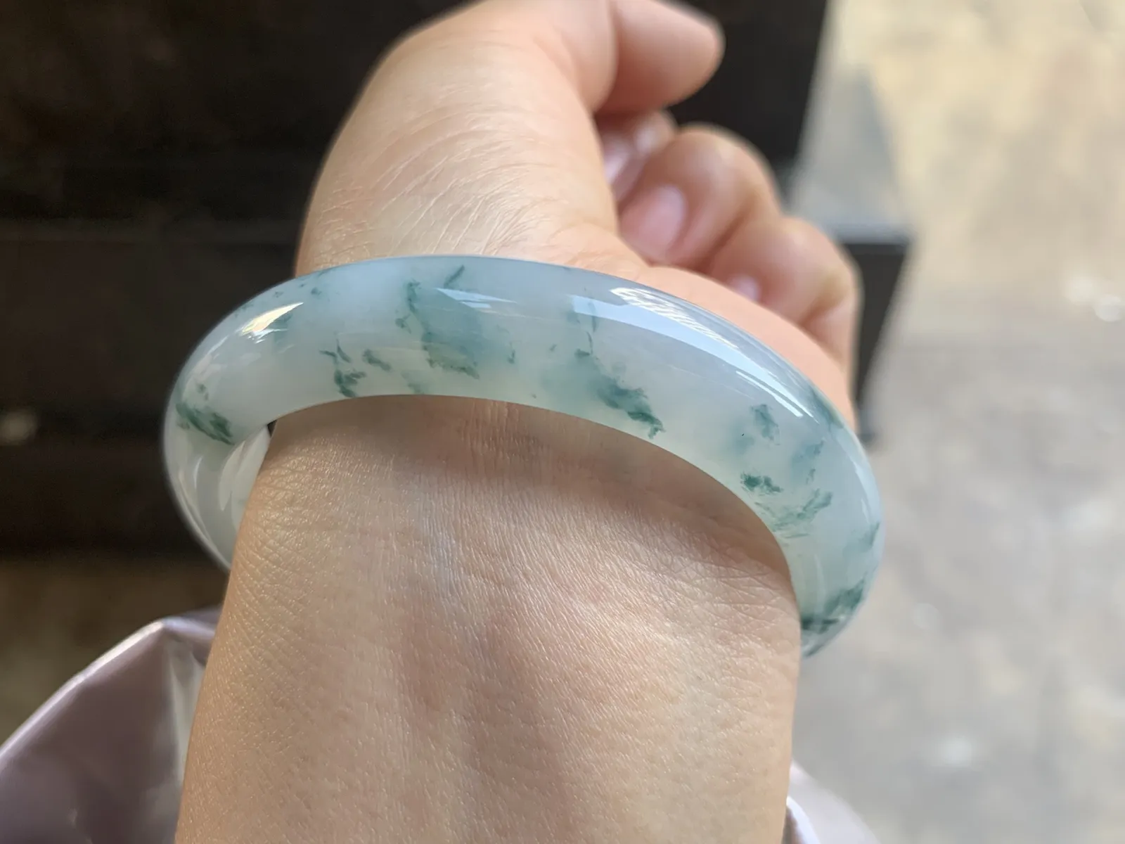 57-12.7-7.7mm
冰种飘花贵妃手镯 水润光泽 碎花点缀