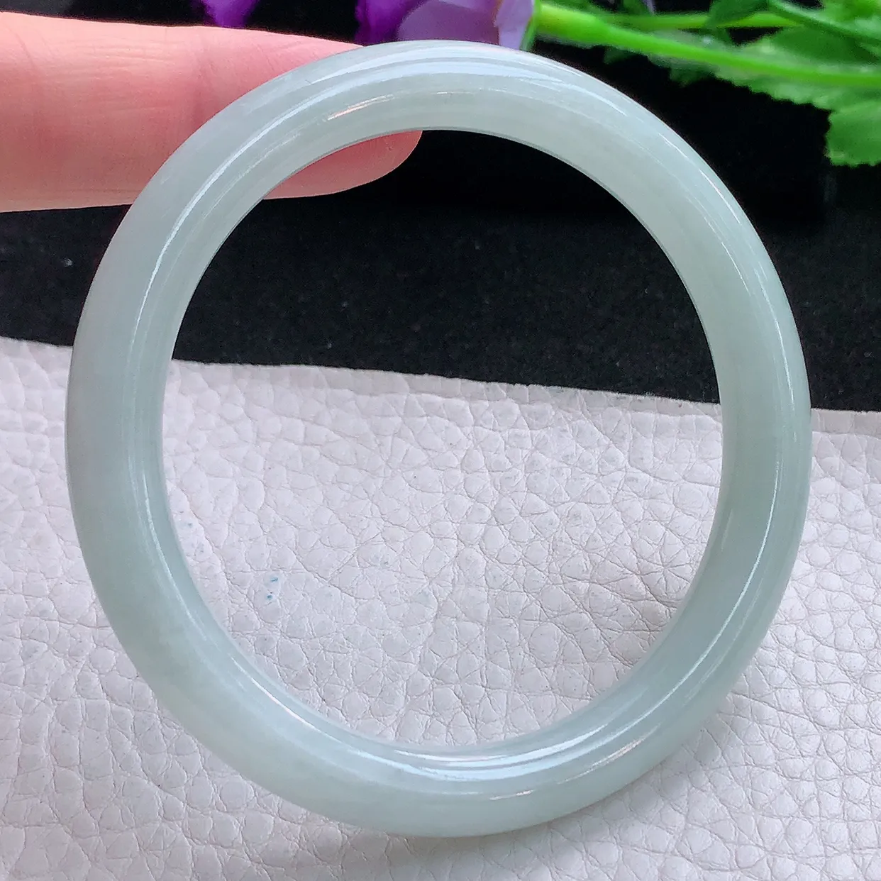 z自然光58*8.8*8.4美人镯 缅甸翡翠A货玉手镯浅绿水润圆条叮当镯