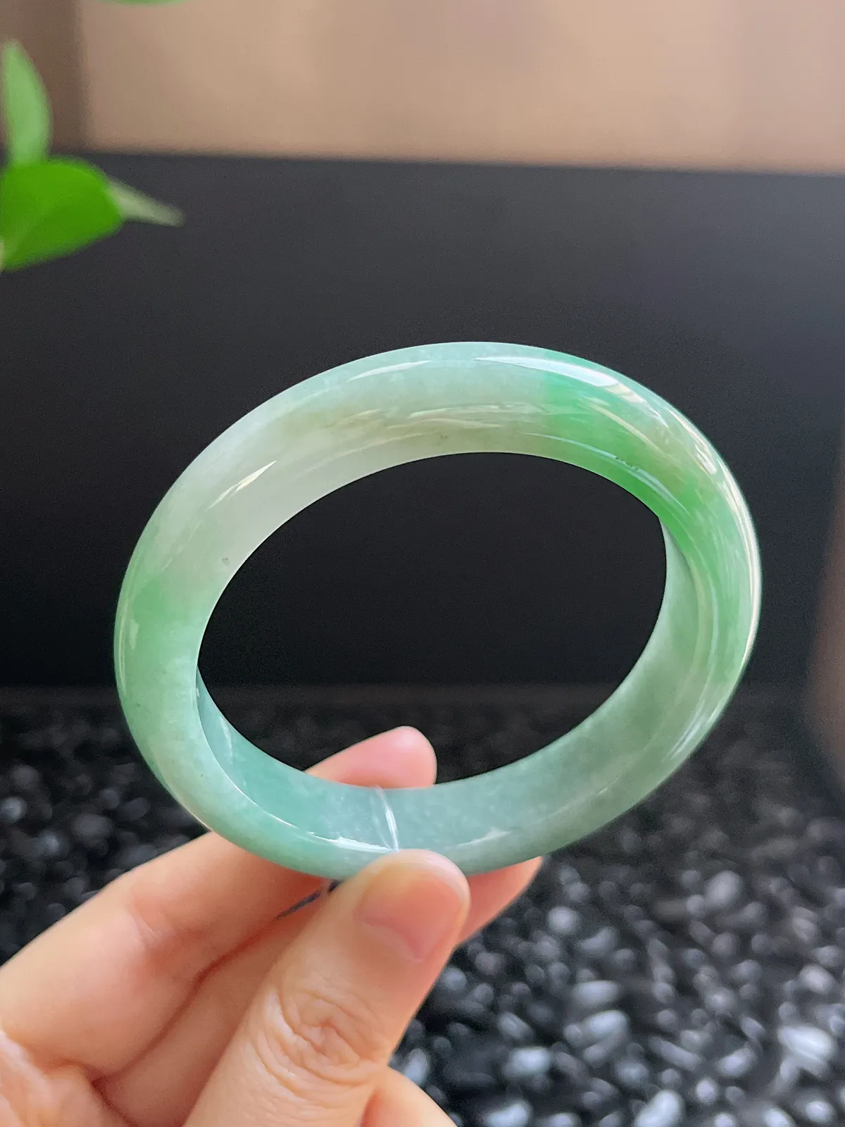 正圈55.6圈口，翡翠糯化种淡绿色手镯