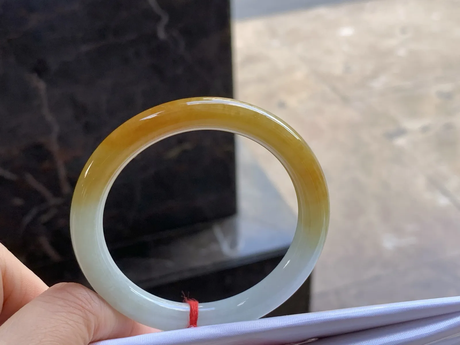 50-8.2

糯种黄翡手镯^_^ 细腻独特