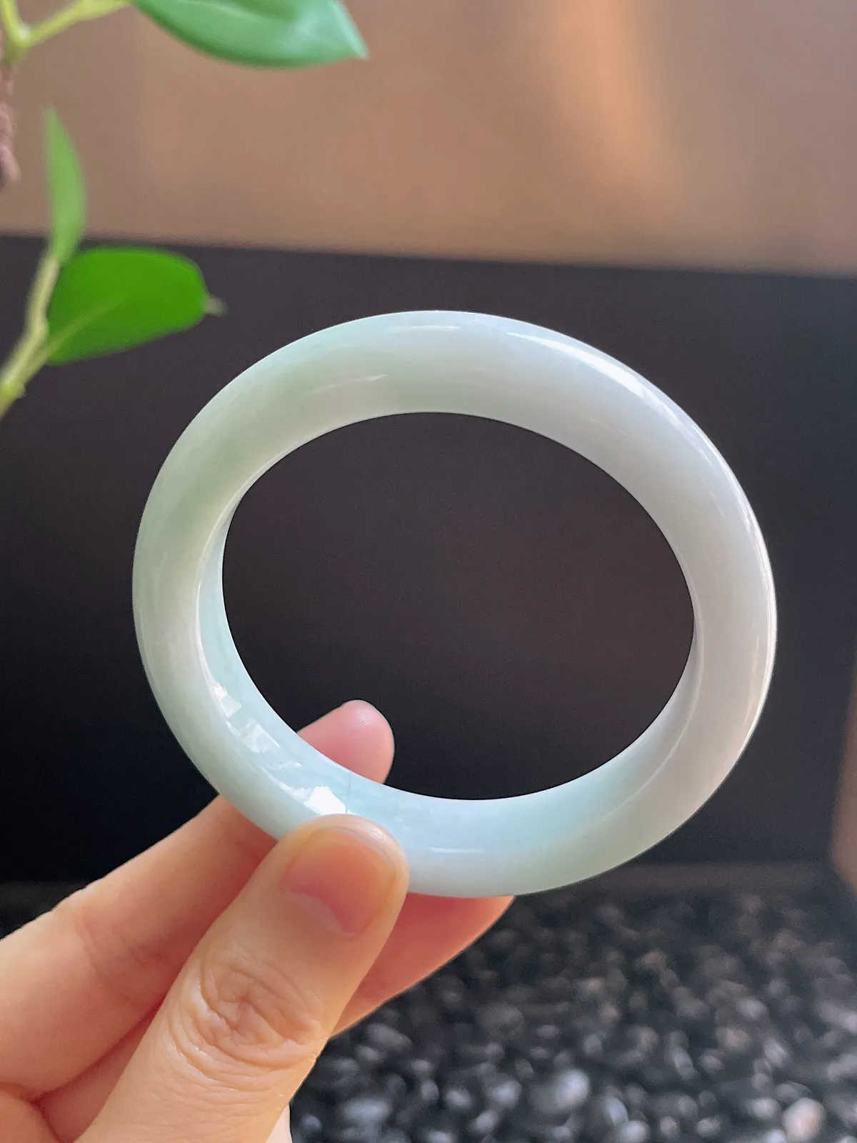 正圈51.6圈口，翡翠糯化种淡绿色手镯