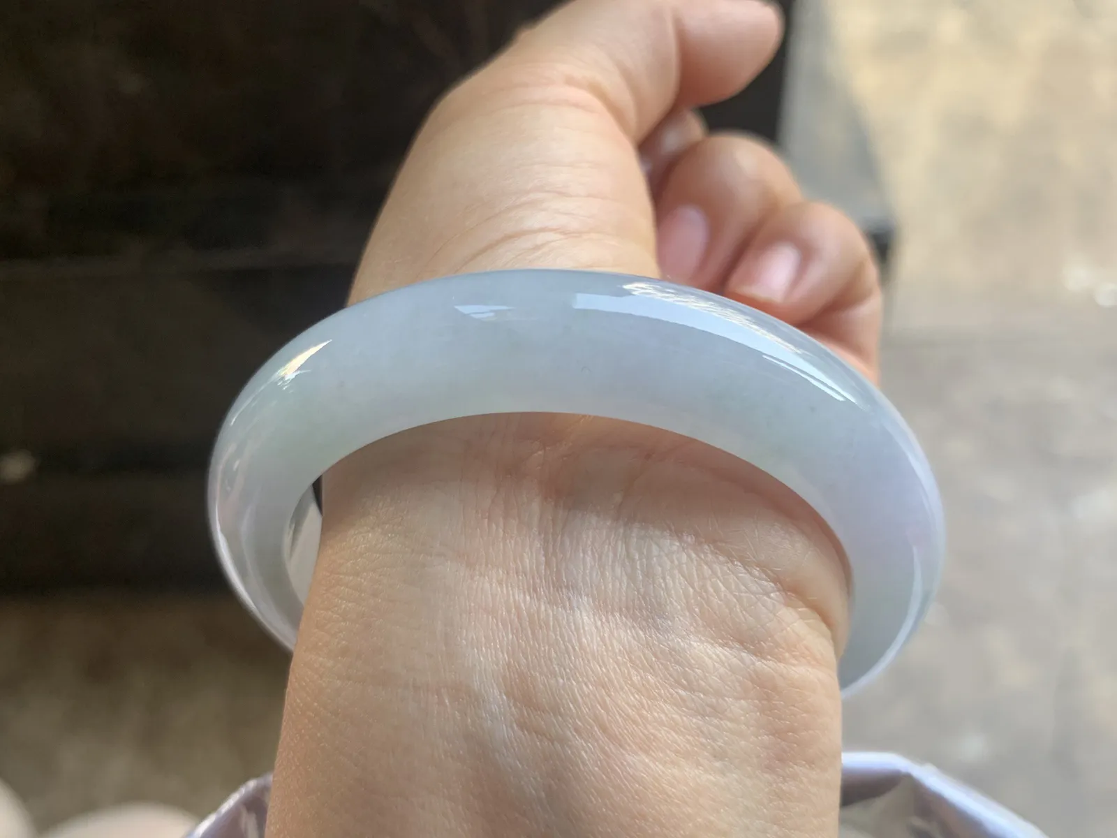 57.5-11.8-9mm
春色手镯 底子细腻 水润 颜色漂亮