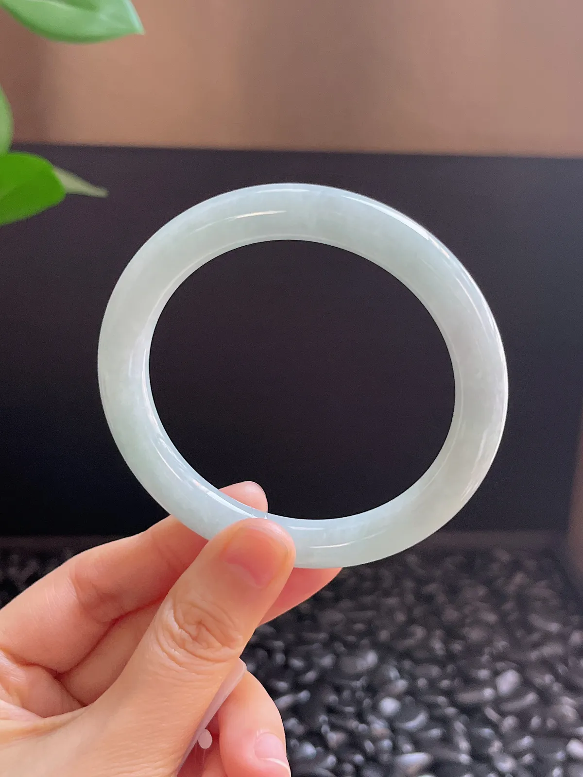 圆镯56.7圈口，翡翠糯化种淡绿色手镯