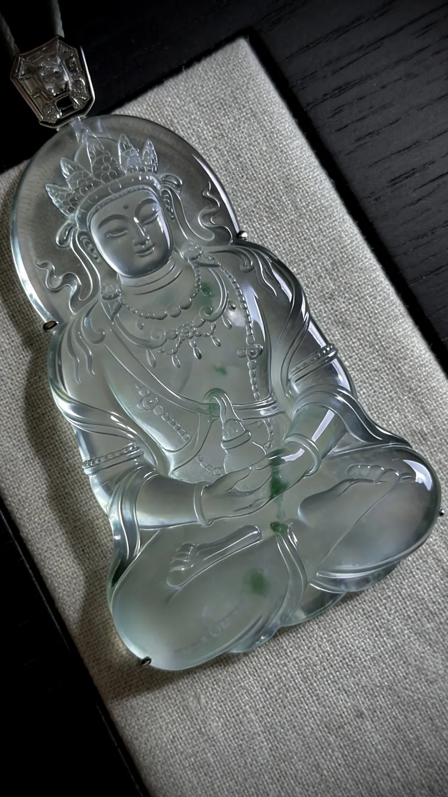 【慈悲无量】。
翡翠度母菩萨，莹润冰透，飘花藏禅意，
法相端庄，眉眼含慈，静坐似纳天地清宁。藏玉之灵秀，蕴之慈悲，福慧绵长。
山海玉雕艺术雕刻，
作品裸石61-42.2-5.2mm，整体71-42.2-7mm，
33.53g，18K金，南非钻，