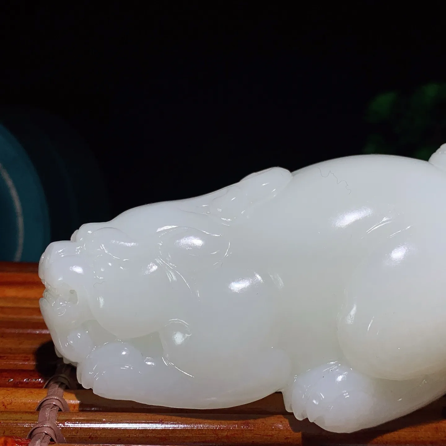 新疆和田玉羊脂白招财进宝携子上朝貔貅摆件。尺寸116/58/59重549.5克 无裂无杂 玉质细腻油润 底色纯净 脂粉好，品质好。lt250103