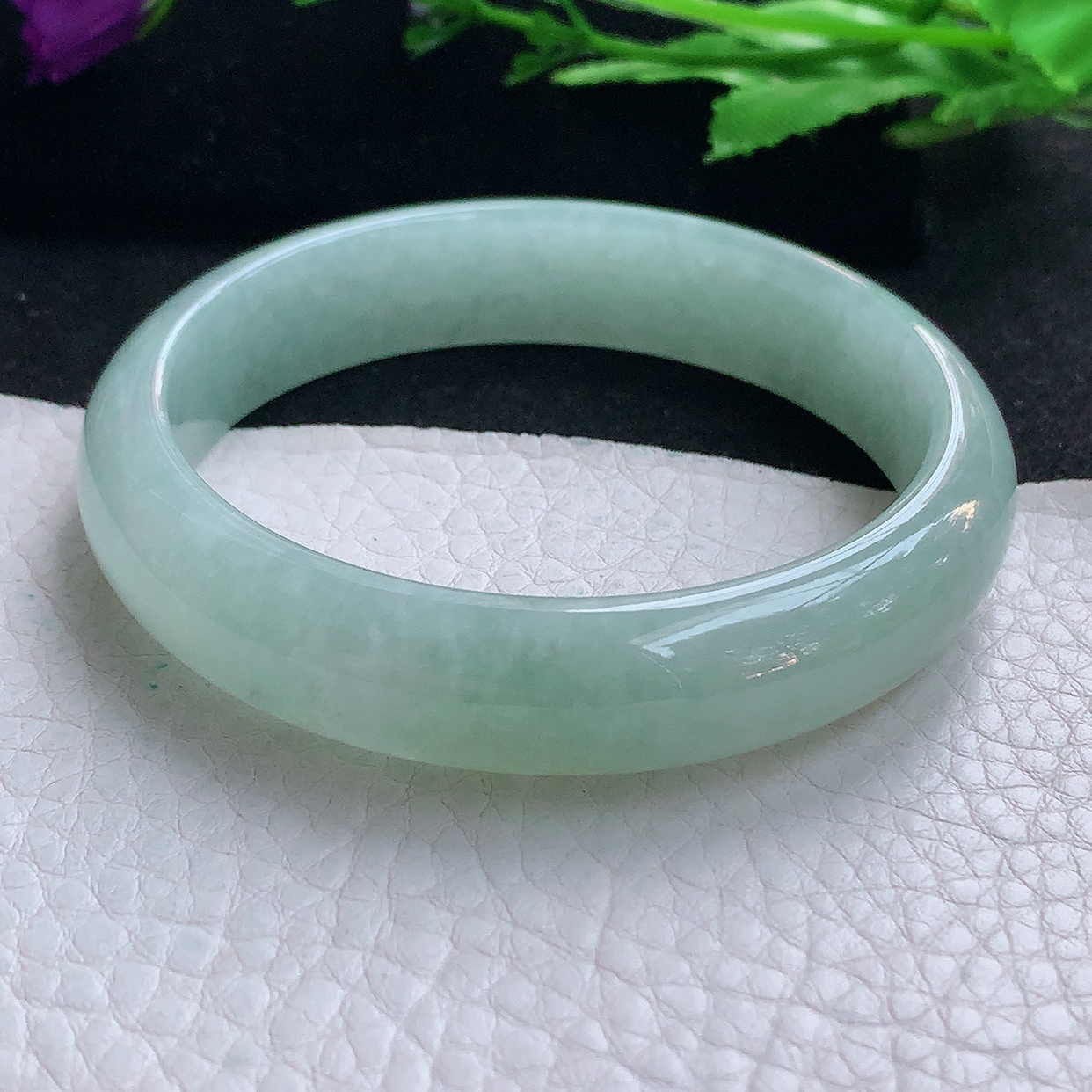 js自然光57*13.2*7平安镯 缅甸翡翠A货浅绿玉手镯水灵宽边玉手环