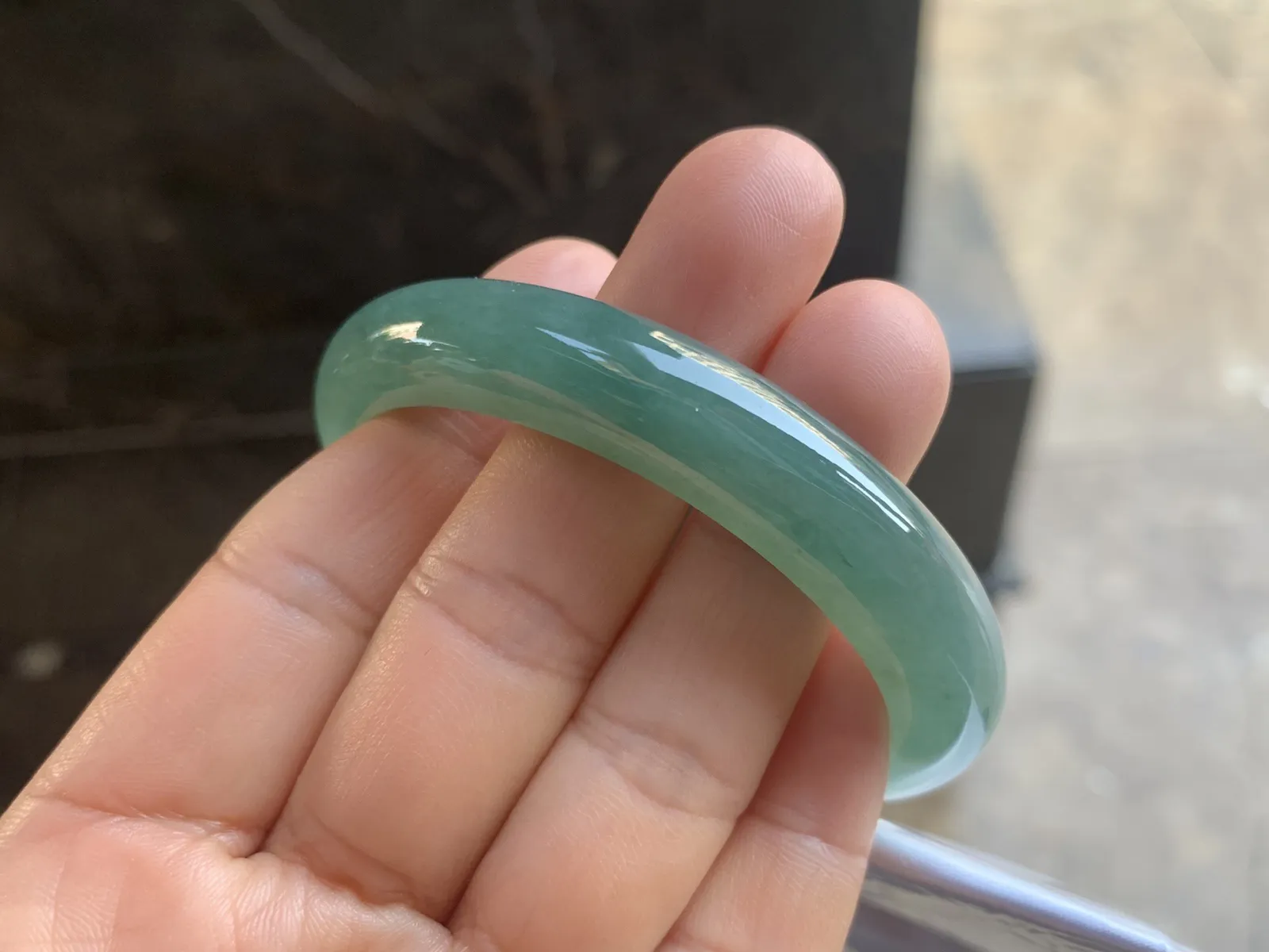 53-10.8-7.6mm
油青底贵妃手镯 底子细腻 水润 正圈51可带