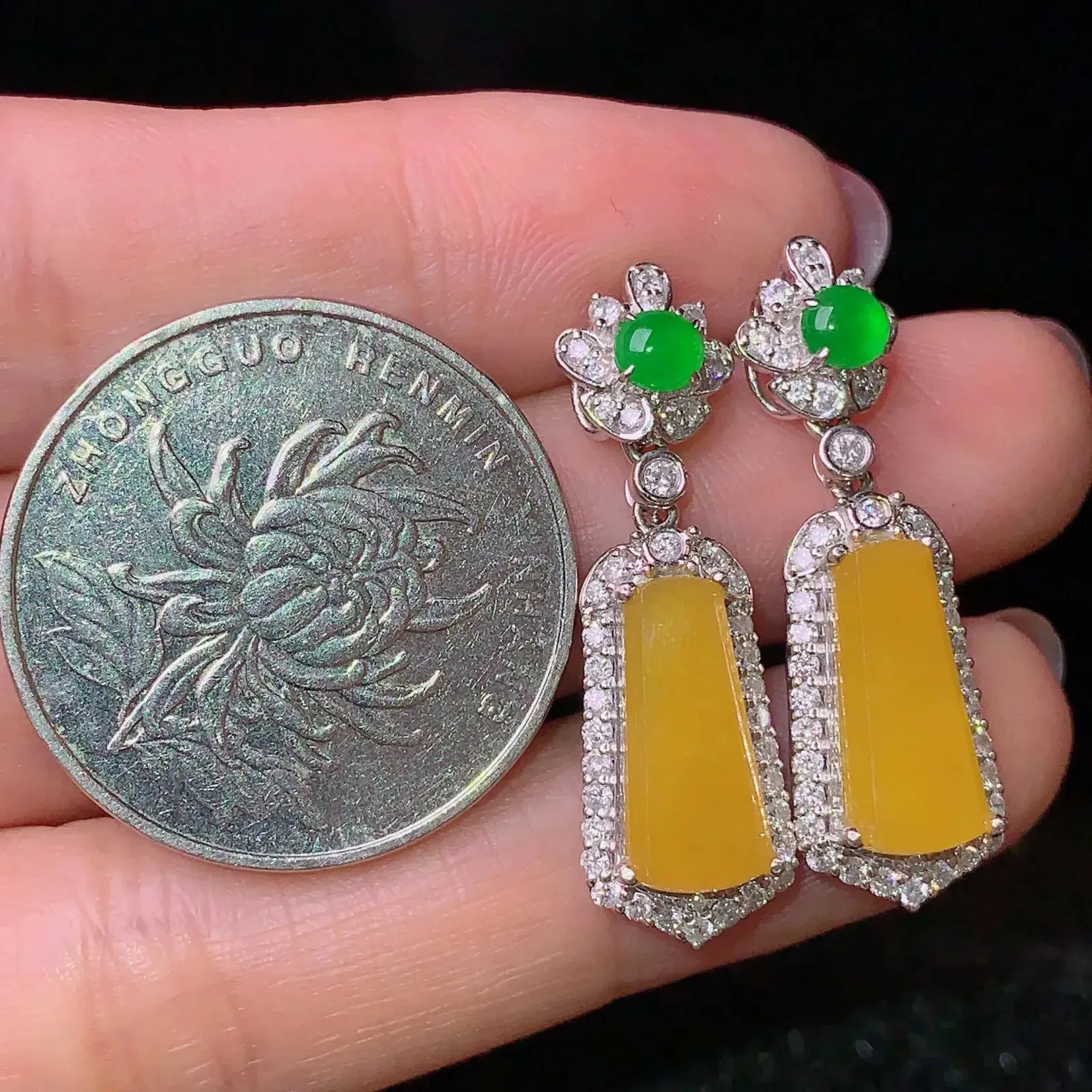 18k金钻镶嵌黄翡无事牌耳坠 玉质细腻 色泽艳丽  整体尺寸30.2*9.5*6.6