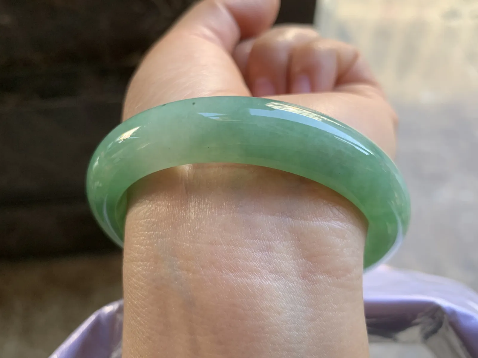 53.5-12.2-8.3mm
带色手镯 底子细腻 颜色辣绿