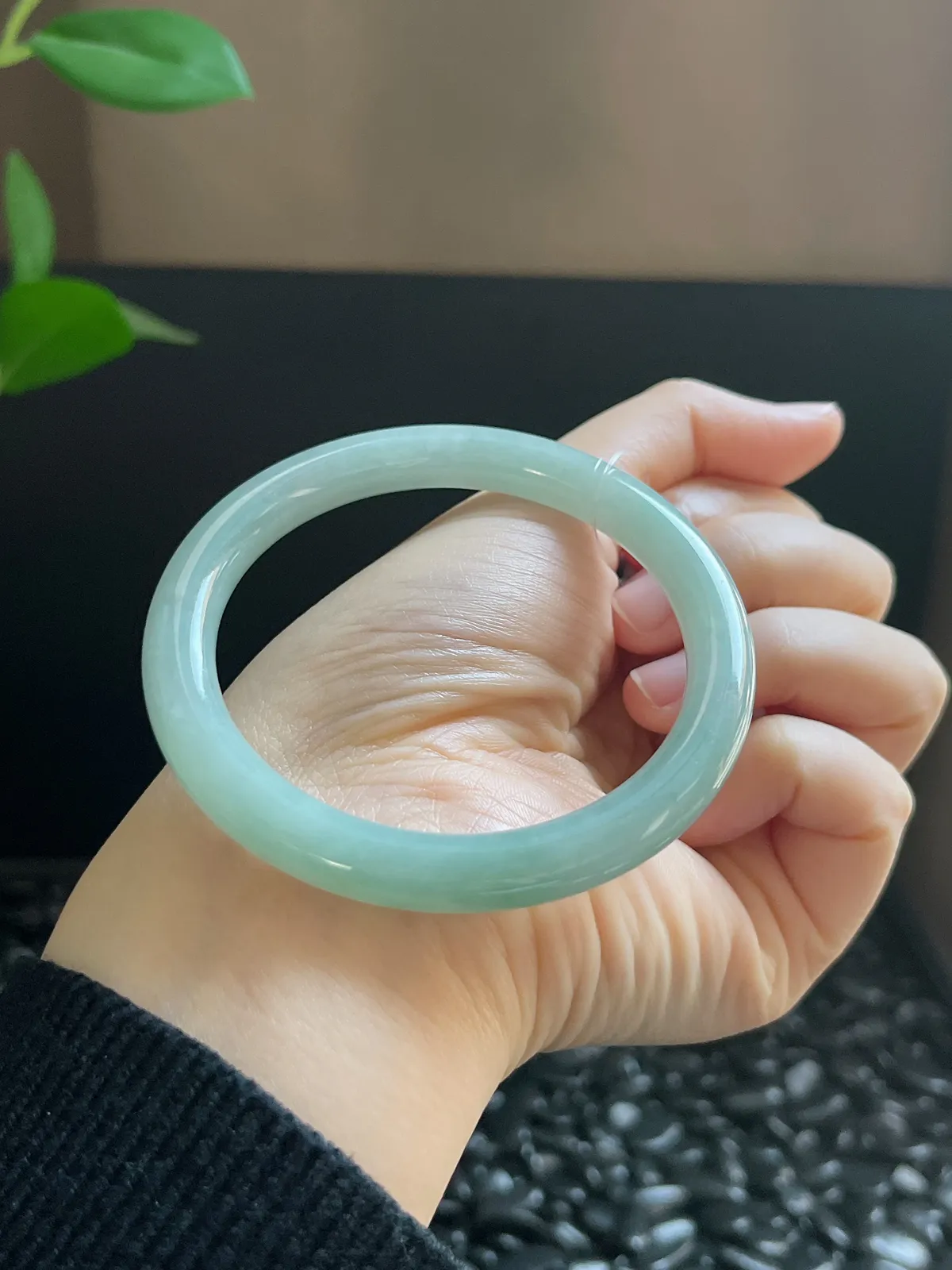 圆镯56圈口，翡翠糯化种浅绿色手镯