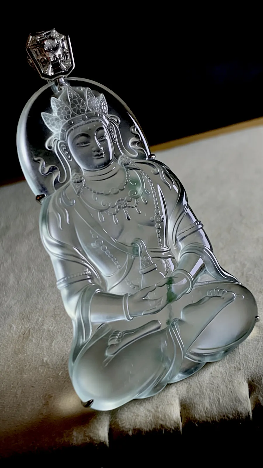 【慈悲无量】。
翡翠度母菩萨，莹润冰透，飘花藏禅意，
法相端庄，眉眼含慈，静坐似纳天地清宁。藏玉之灵秀，蕴之慈悲，福慧绵长。
山海玉雕艺术雕刻，
作品裸石61-42.2-5.2mm，整体71-42.2-7mm，
33.53g，18K金，南非钻，