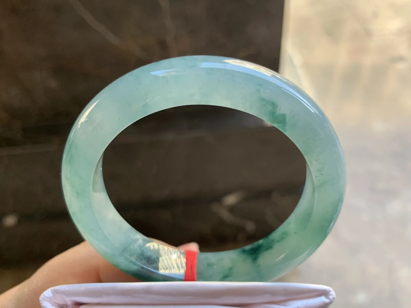 54-11.6-8.7mm
冰种蓝花手镯 水润光泽 花色漂亮