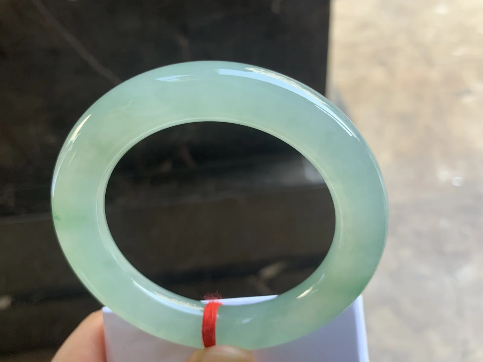 55.5-12mm
冰种晴水飘花圆条手镯 冰透莹润 起胶感